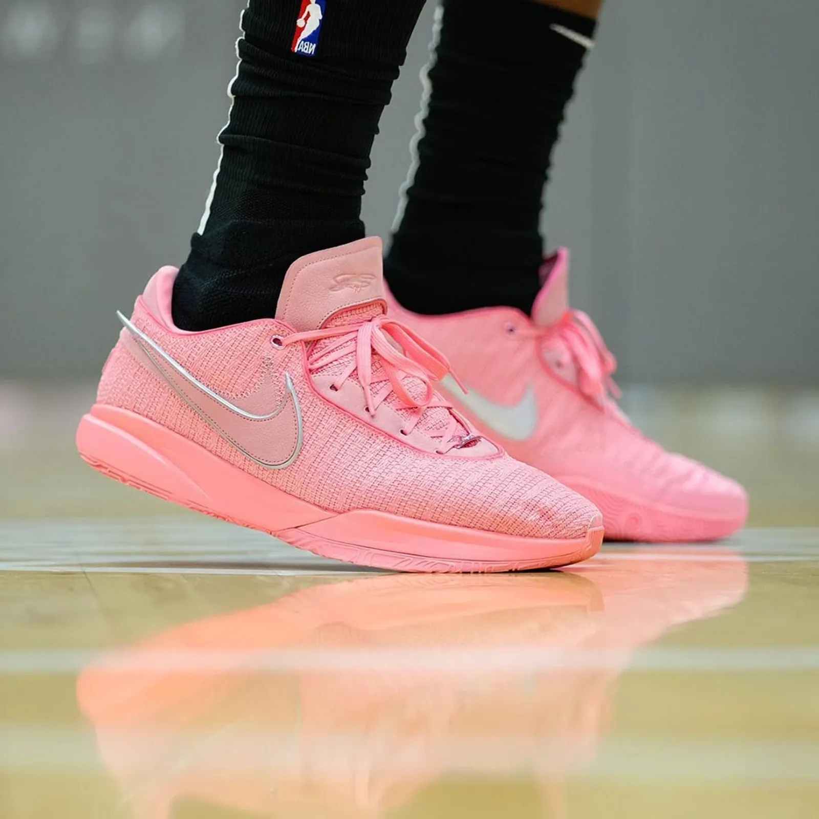 Kolaborasi Nike x LeBron untuk Sneaker LeBron 20 Warna Pink