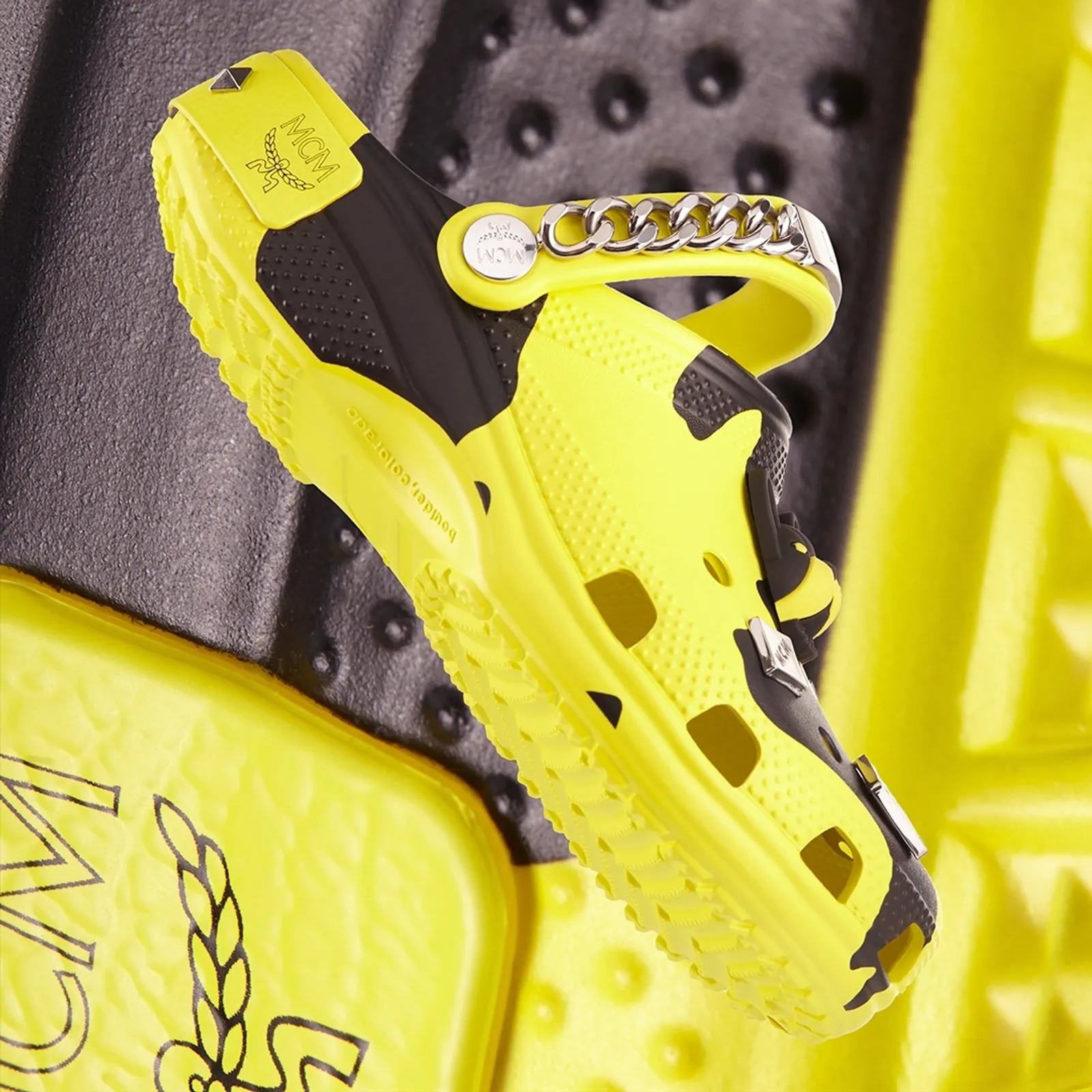 Garang! Intip Detail Sandal Crocs x MCM dengan Detail Bulldog