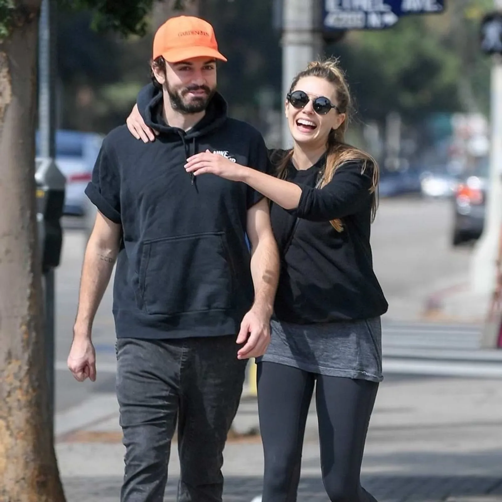 12 Potret Perjalanan Cinta Elizabeth Olsen & Suami, Sempat Kawin Lari!