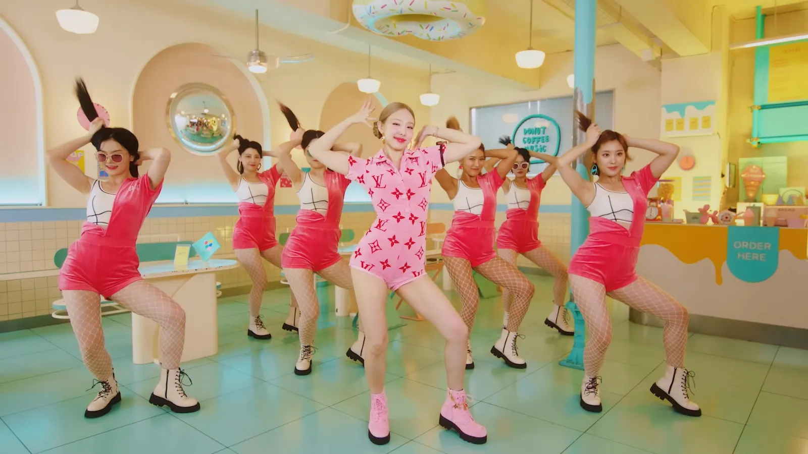 Gaya Manis dan Colorful Nayeon TWICE di MV Solo Debut 'POP!'