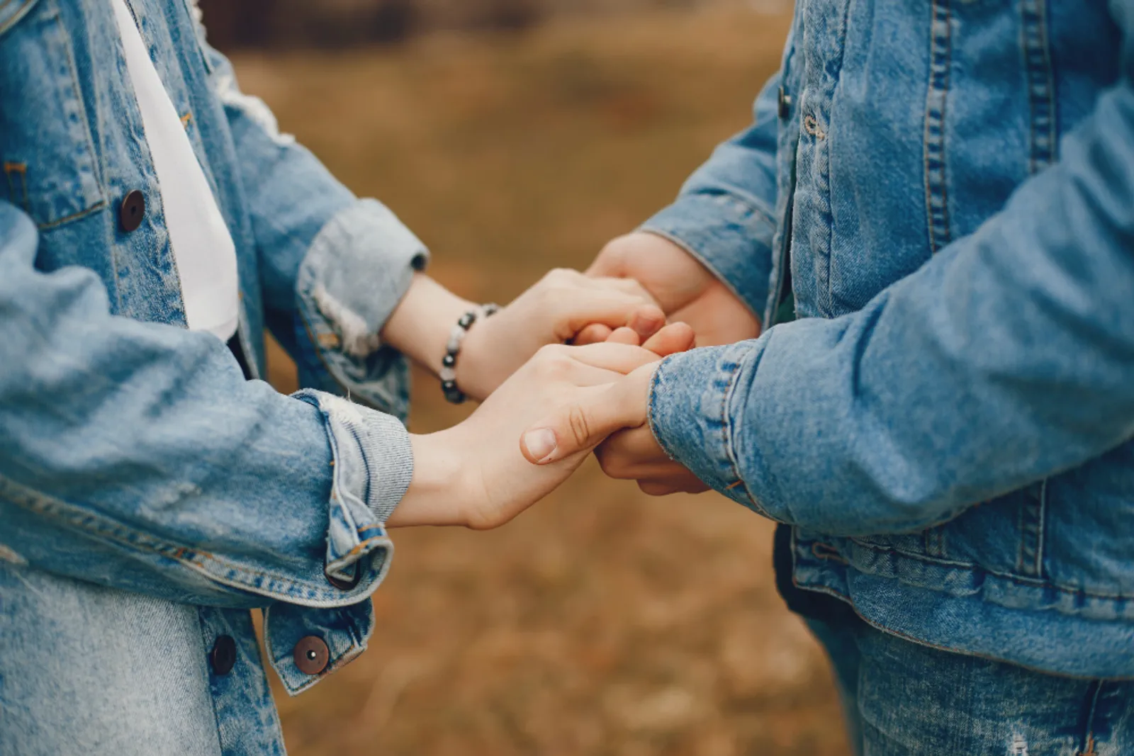 5 Cara Menjaga Kepercayaan Pasangan Saat LDR 