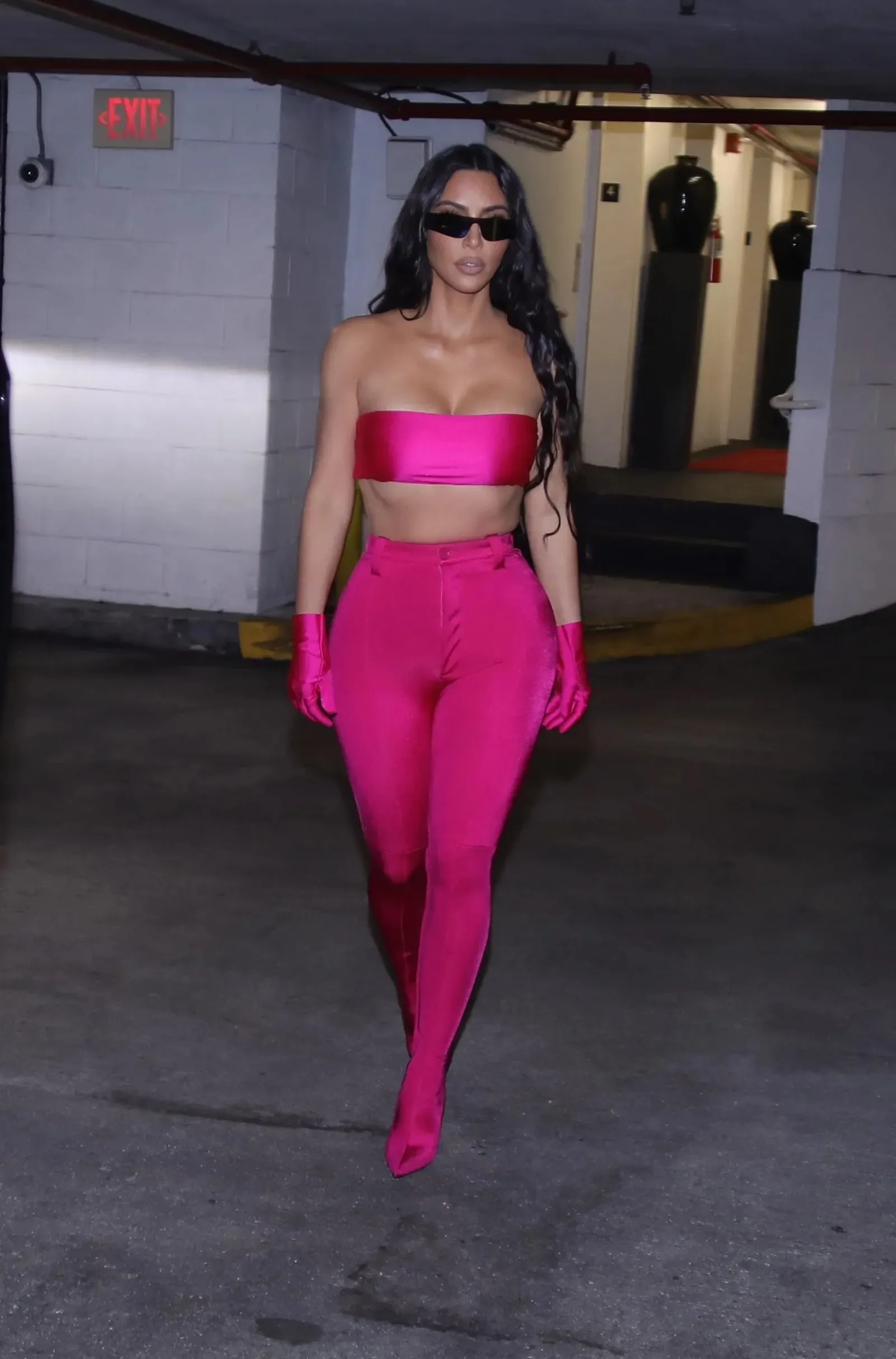 Gaya Nyentrik Kim Kardashian Pakai Outfit Satu Warna di Jalanan