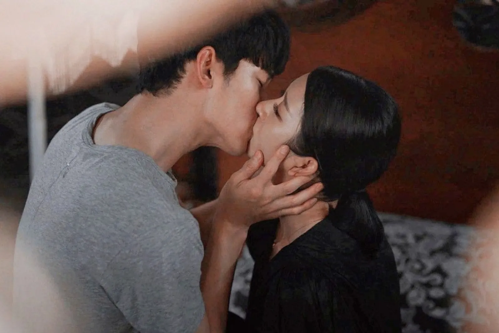 10 Adegan Panas Ciuman Sambil Digendong di Film dan Serial