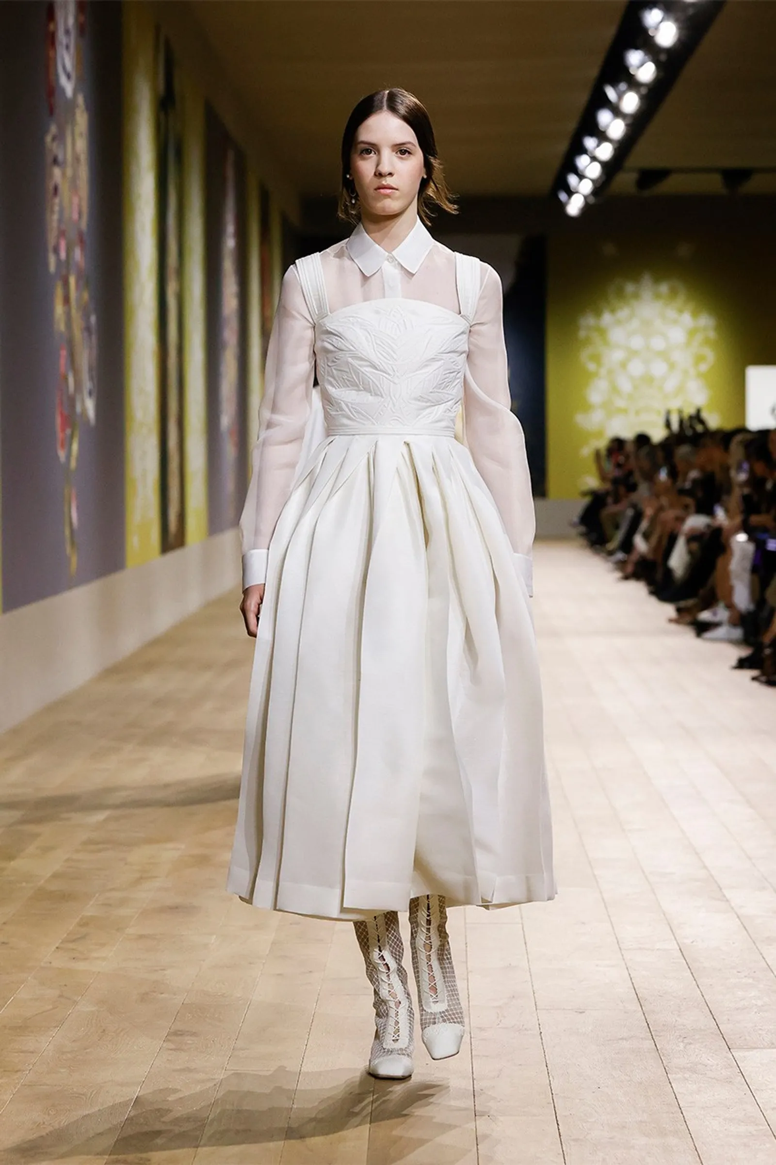Koleksi Bernuansa Klasik Dior Fall/Winter 2022 Haute Couture