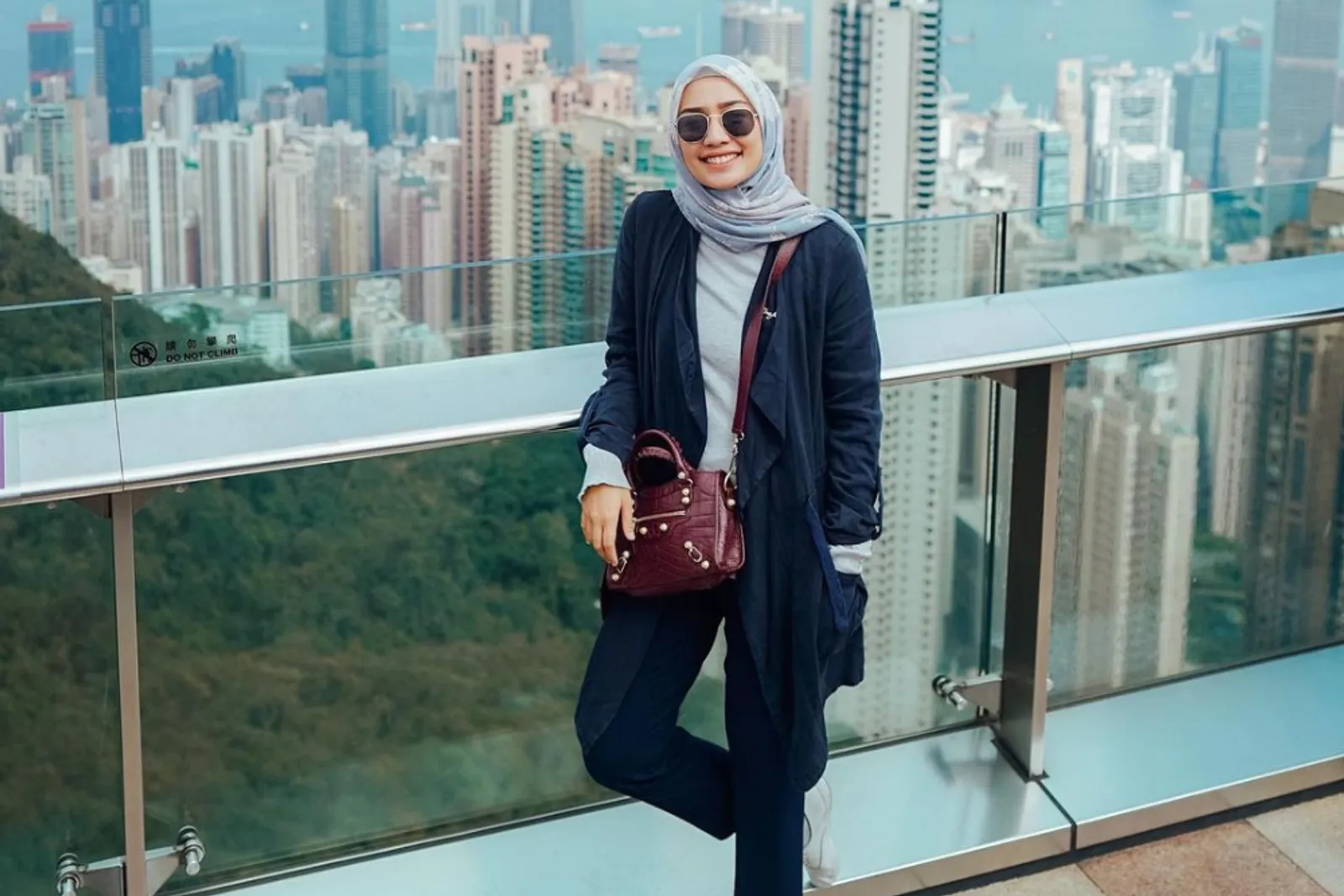 7 Warna Jilbab yang Cocok dengan Baju Biru Dongker
