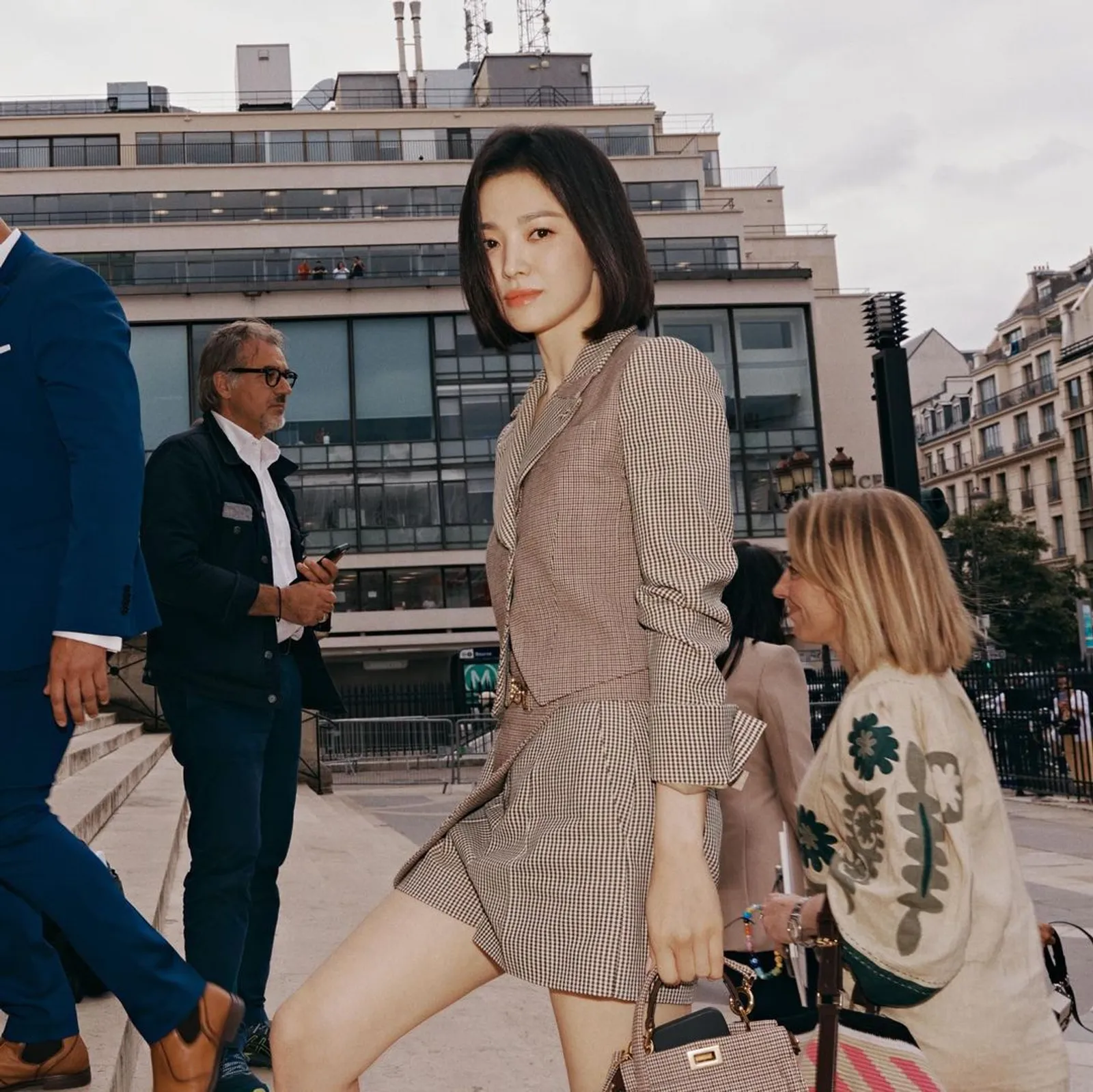 Gaya Elegan Song Hye Kyo di Front Row Fendi Couture Fall/Winter 2022