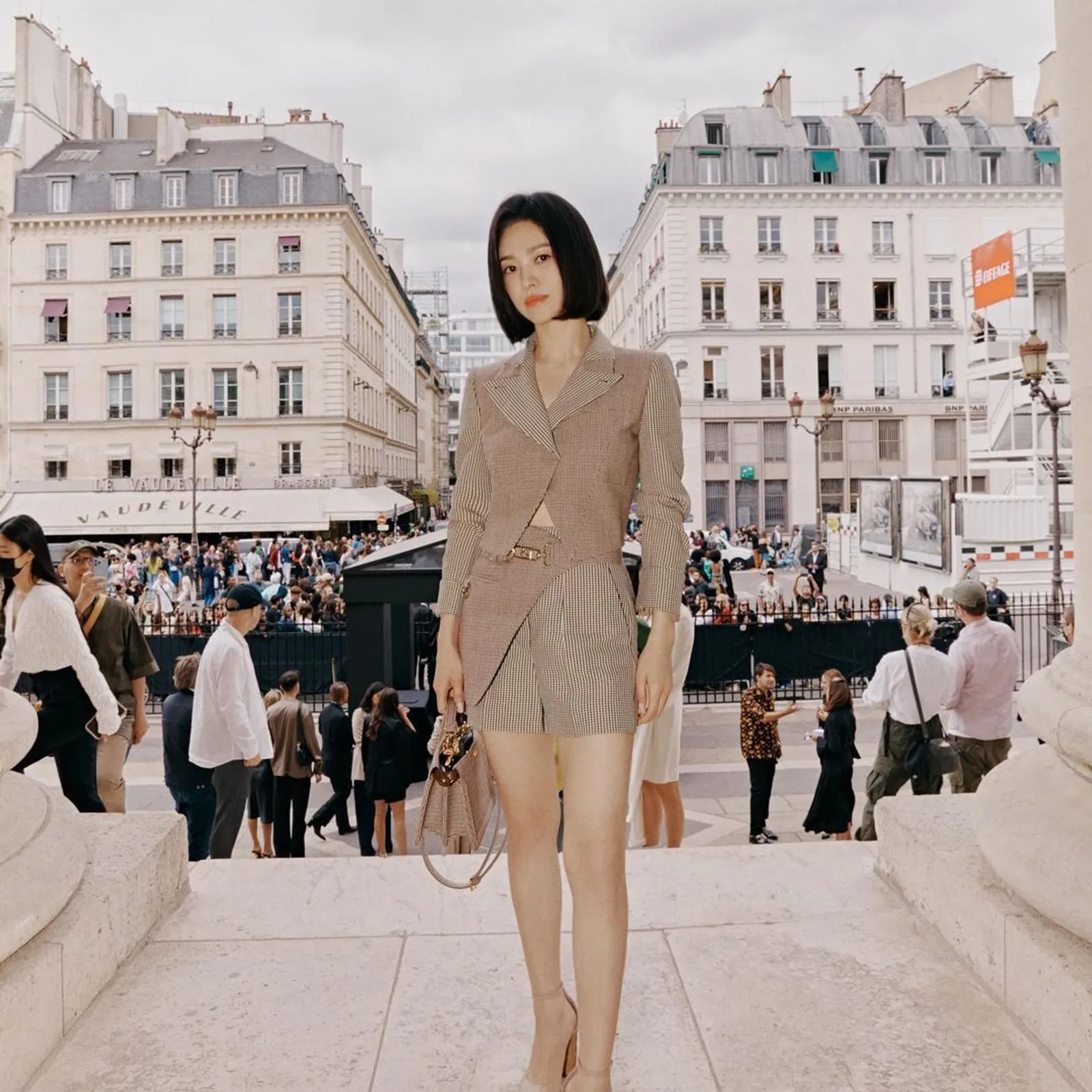 Gaya Elegan Song Hye Kyo di Front Row Fendi Couture Fall/Winter 2022