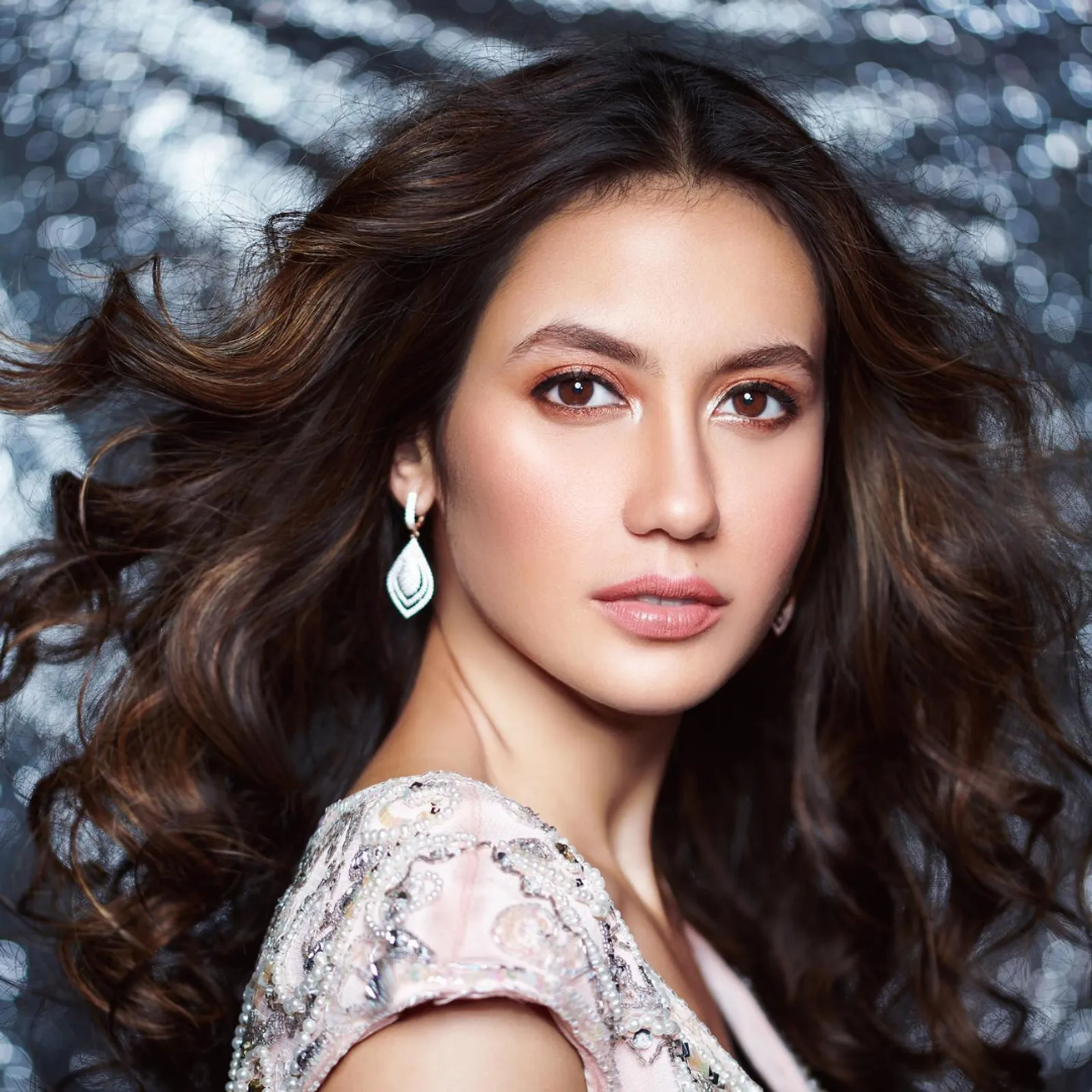 Glamour Look ala Pevita Pearce yang Memukau