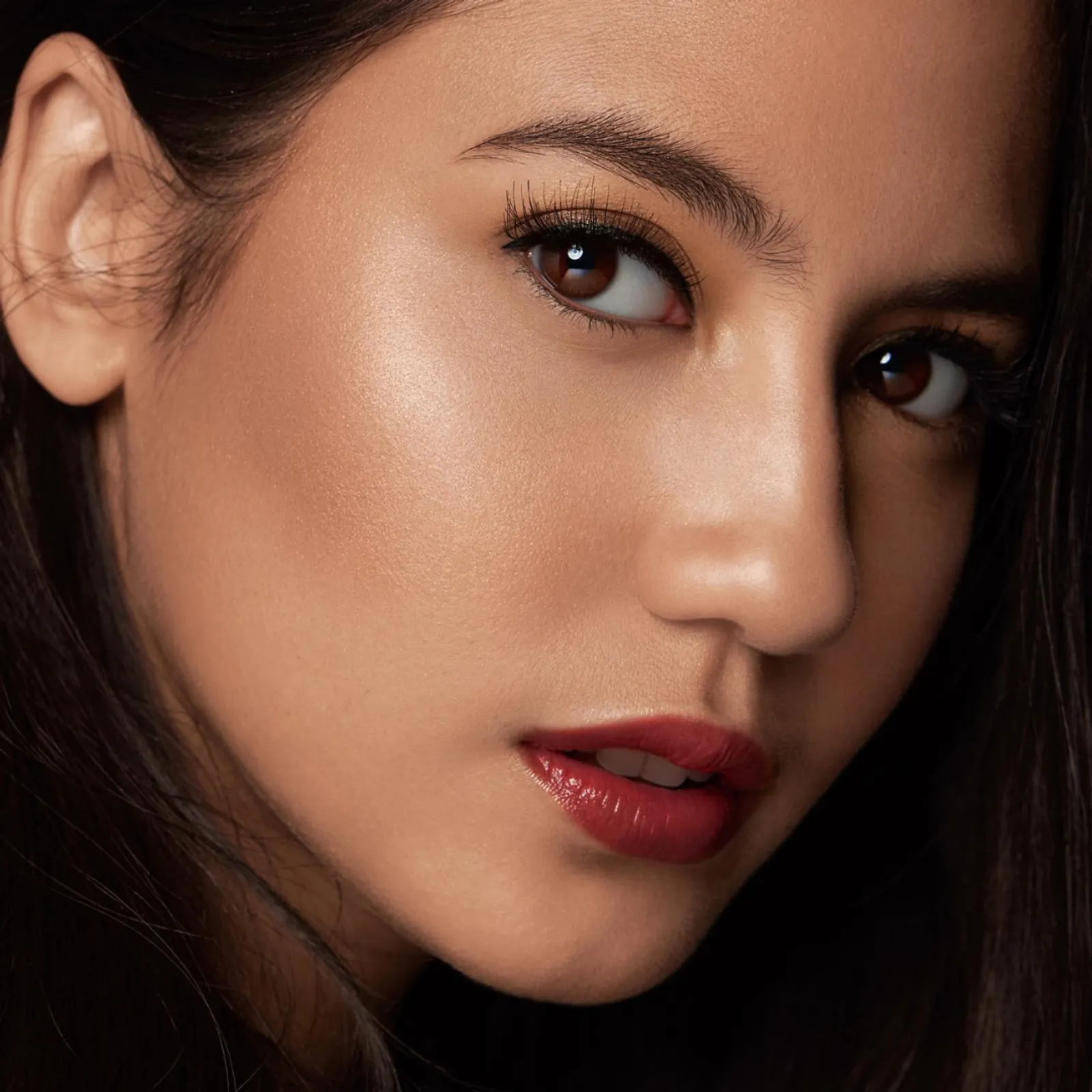 Glamour Look ala Pevita Pearce yang Memukau