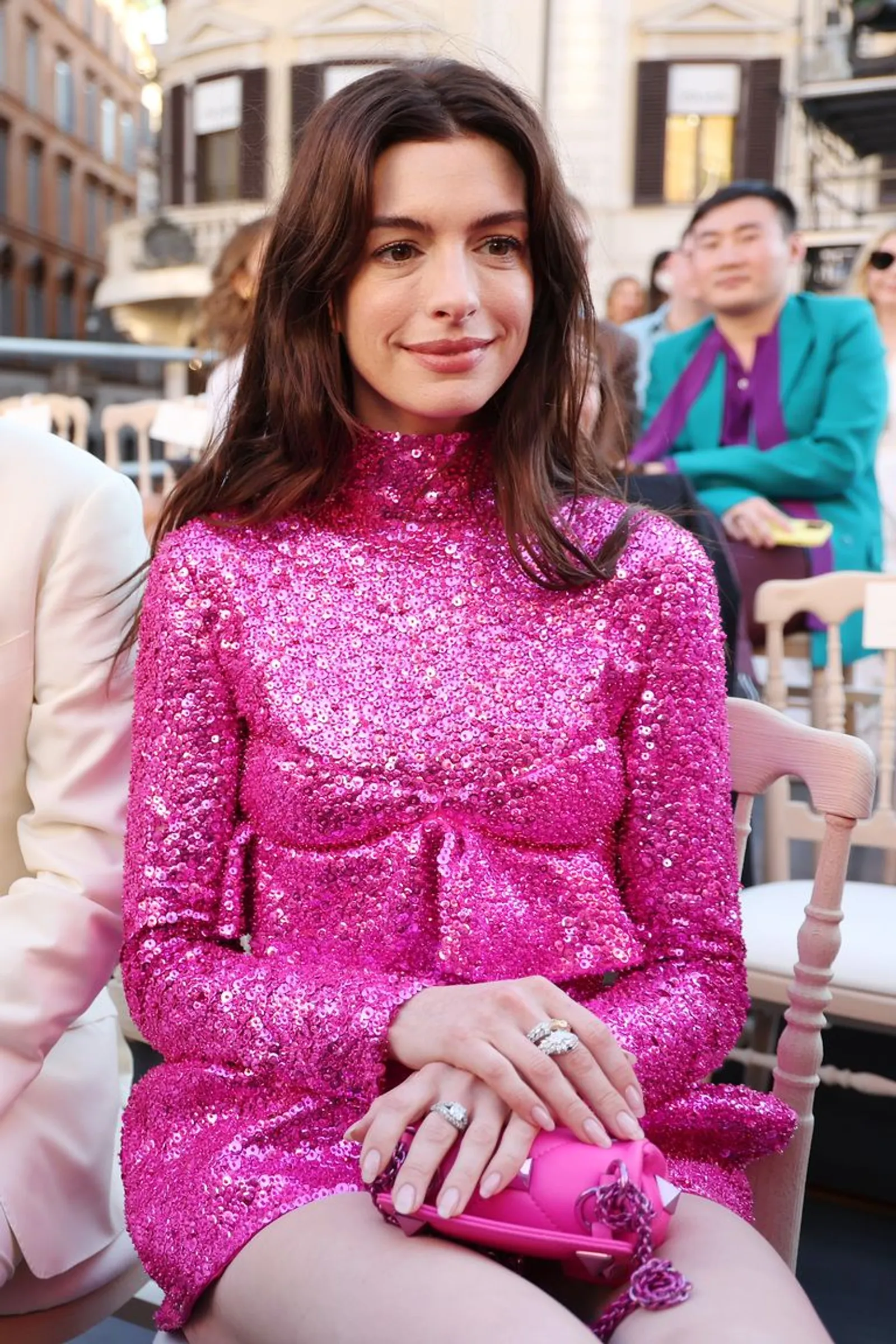 Anne Hathaway Tampil Mirip Barbie Pakai Mini Dress Valentino