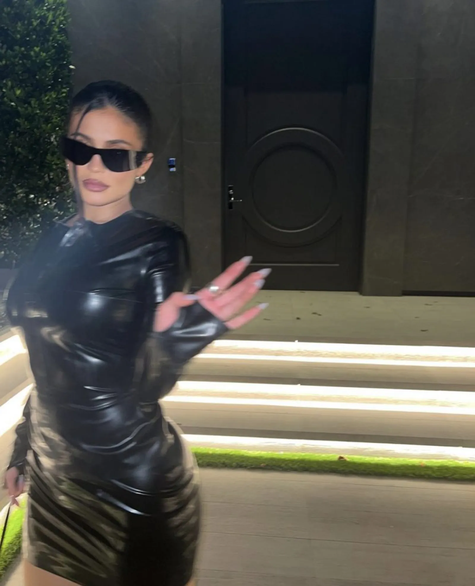 Kylie Jenner Pamer Kemesraan dengan Travis Scott Pakai Dress Ketat