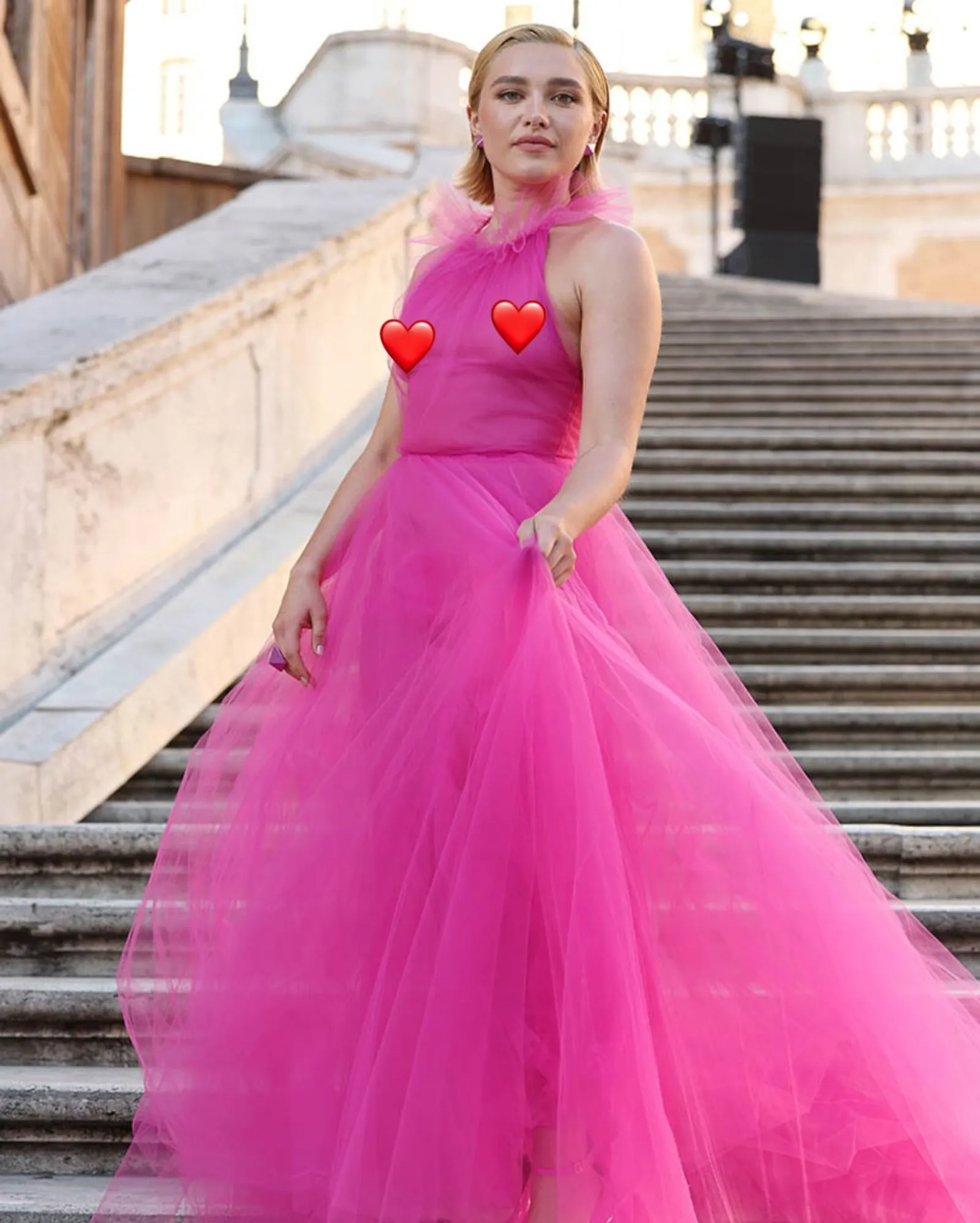 Kontroversi Florence Pugh Pakai Gaun Transparan di Acara Valentino