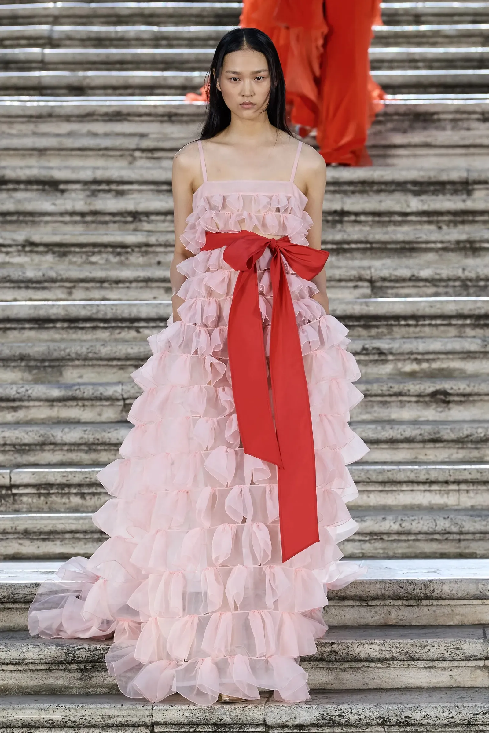 7 Hal Menarik dari Koleksi Valentino Fall 2022 Couture, Penuh Warna!