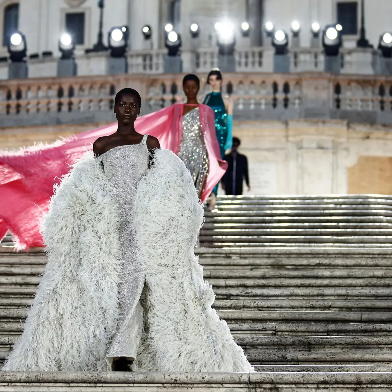 Dior Tuntut Valentino karena Fashion Show Halangi Akses Masuk Toko