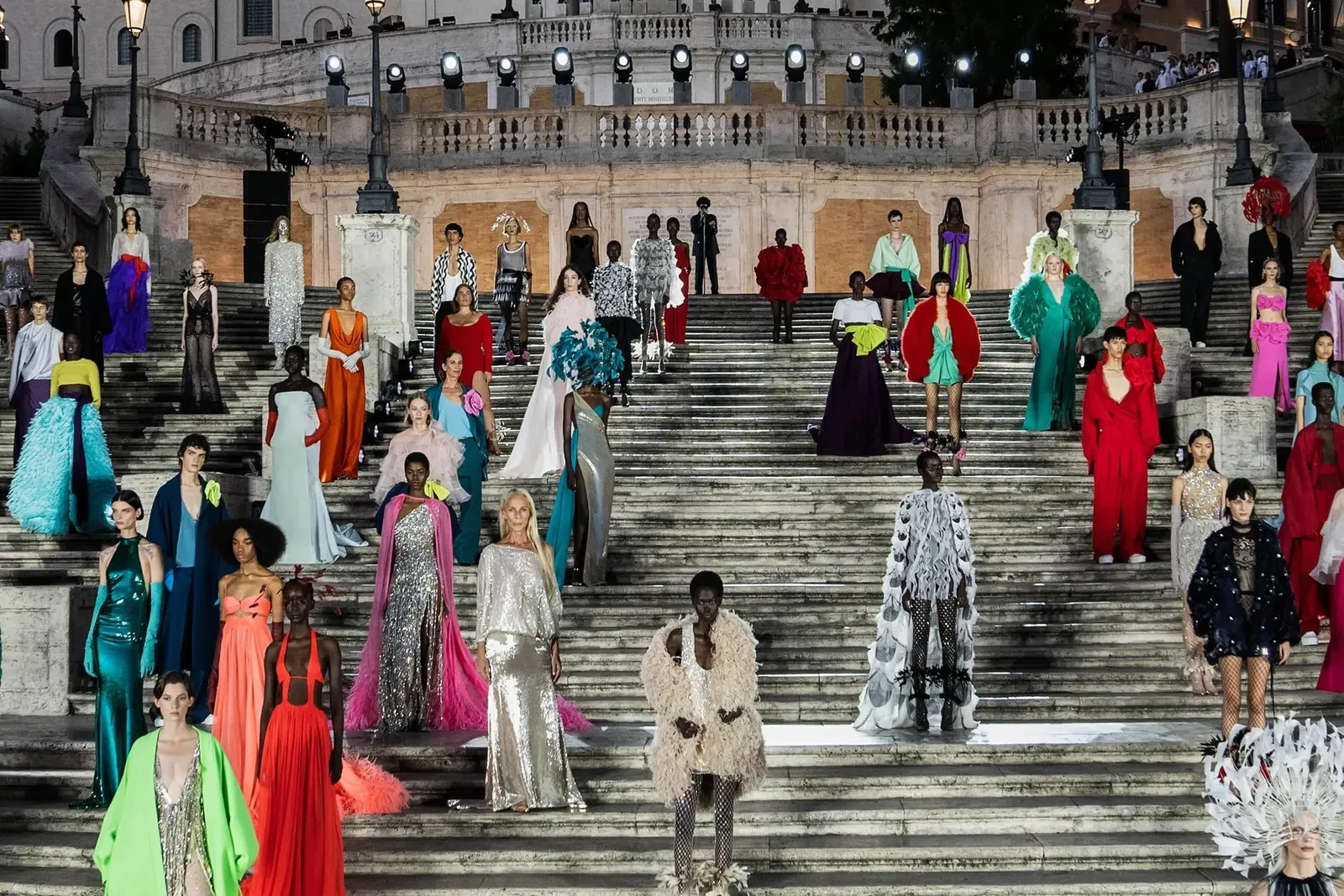 Dior Tuntut Valentino karena Fashion Show Halangi Akses Masuk Toko