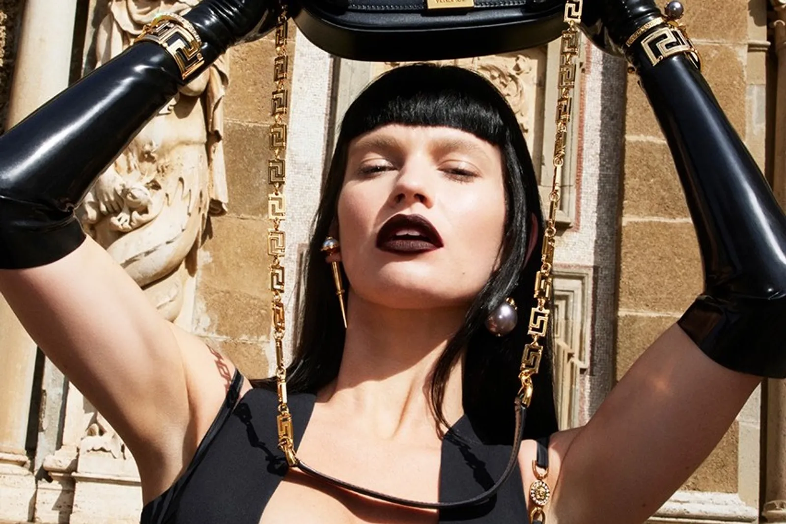 Lily James Tampil Manglingi di Campaign Terbaru Versace