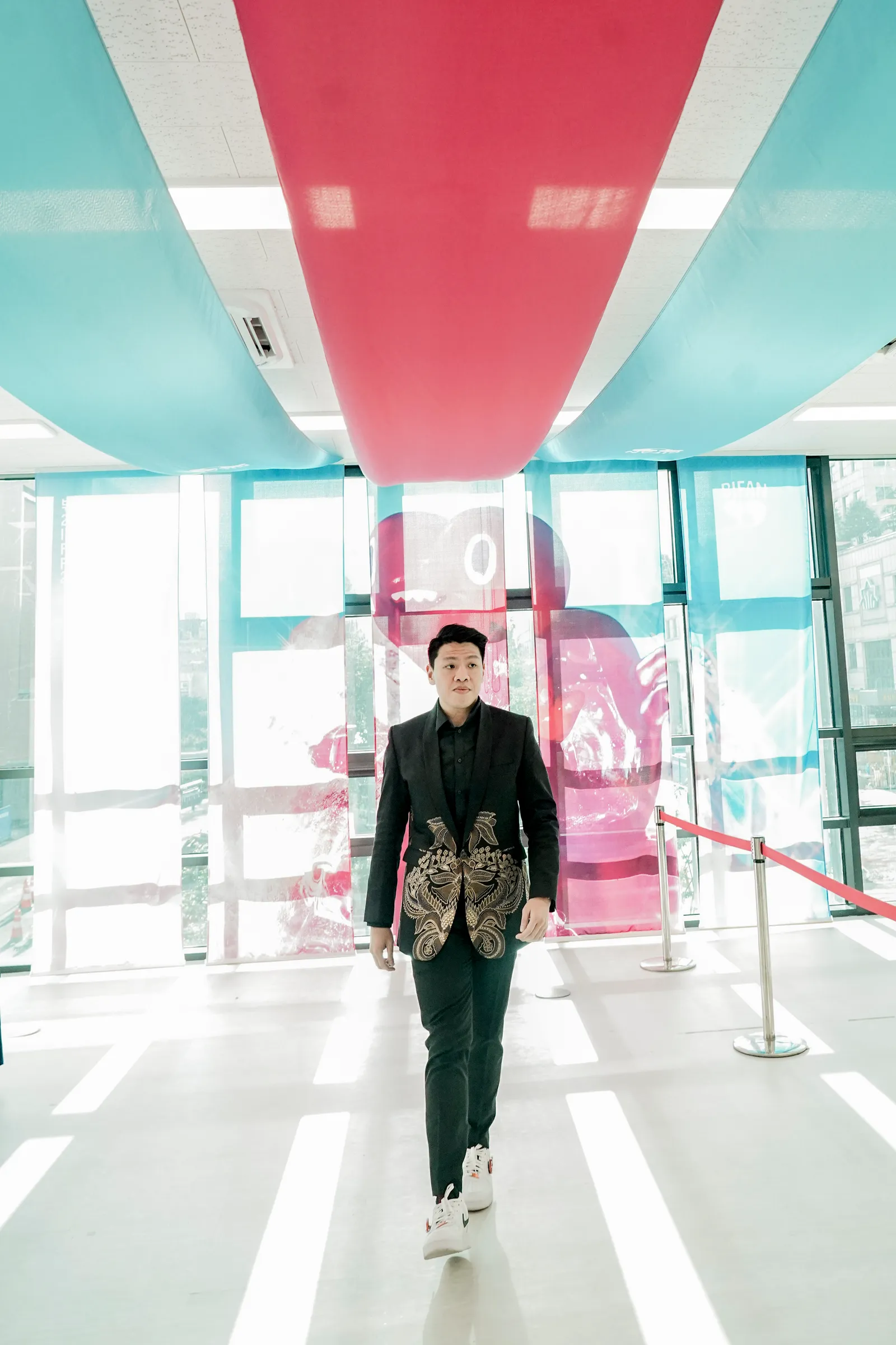 Para Filmmakers 'Inang' Pakai Outfit Nuansa Indonesia di BIFAN Korea 