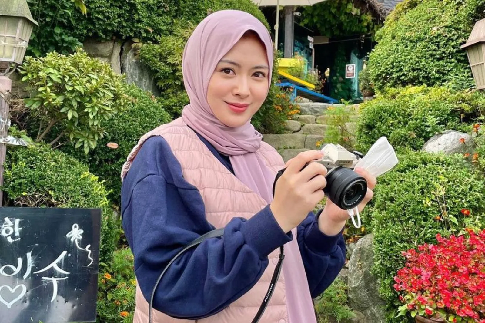 Potret Memikat Ayana Moon, Selebgram Asal Korea yang Bikin Jatuh Hati