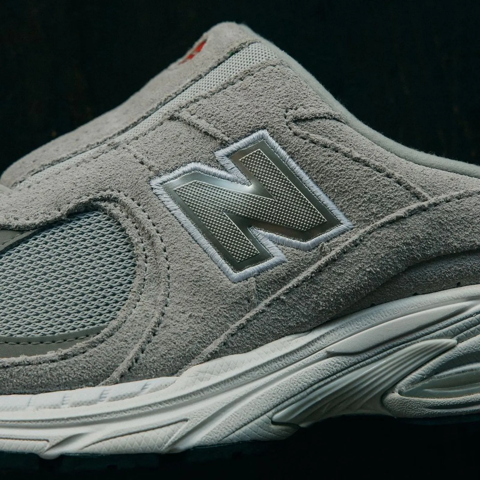 New Balance 2002R Versi Mule Kini Tampil Lebih Klasik!