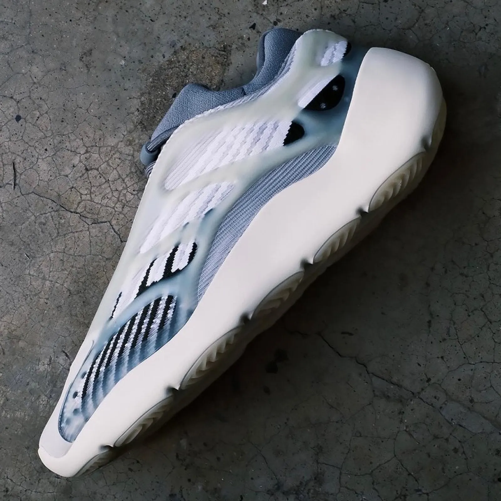Detail pada Sneaker adidas YEEZY 700 V3 Terbaru 'Fade Salt'