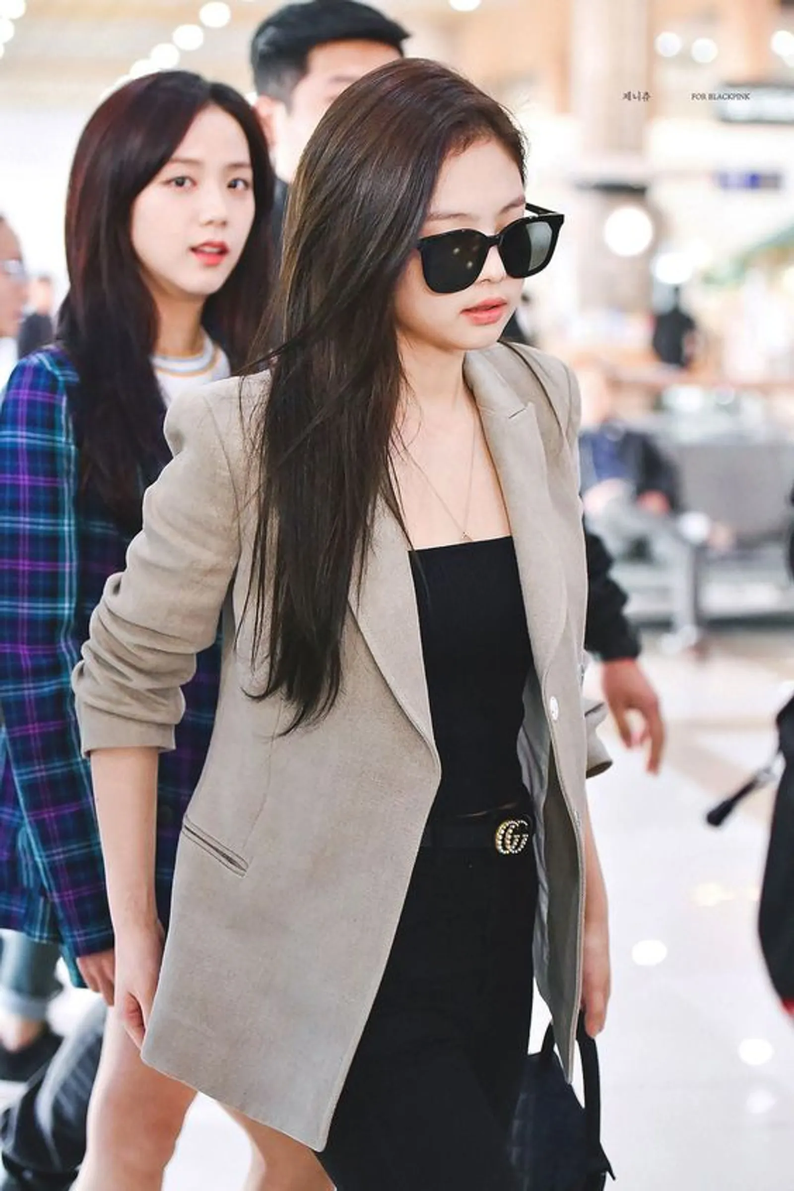 Momen Airport Fashion Jennie BLACKPINK, Pakai Chanel hingga Converse