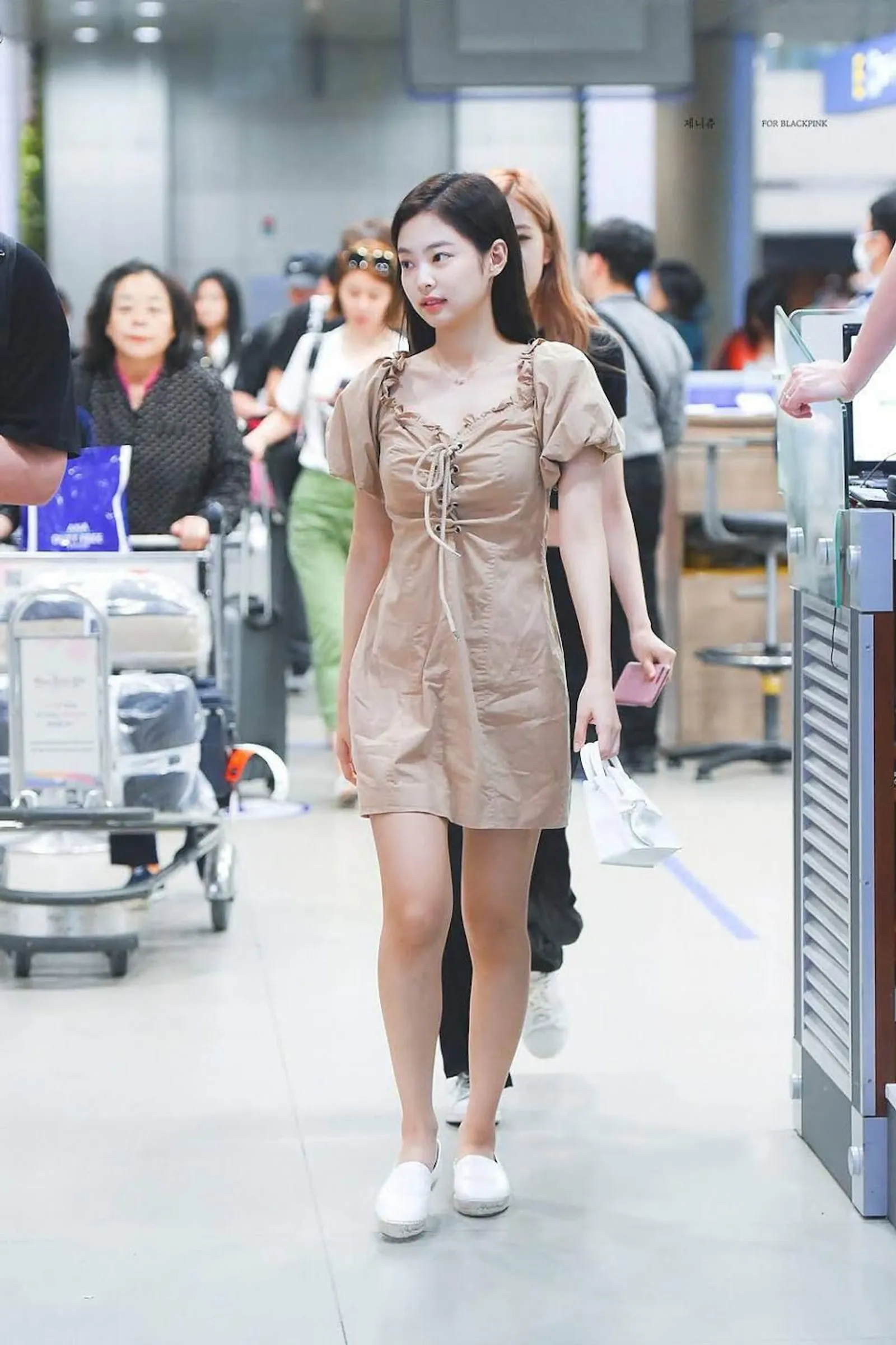 Momen Airport Fashion Jennie BLACKPINK, Pakai Chanel hingga Converse