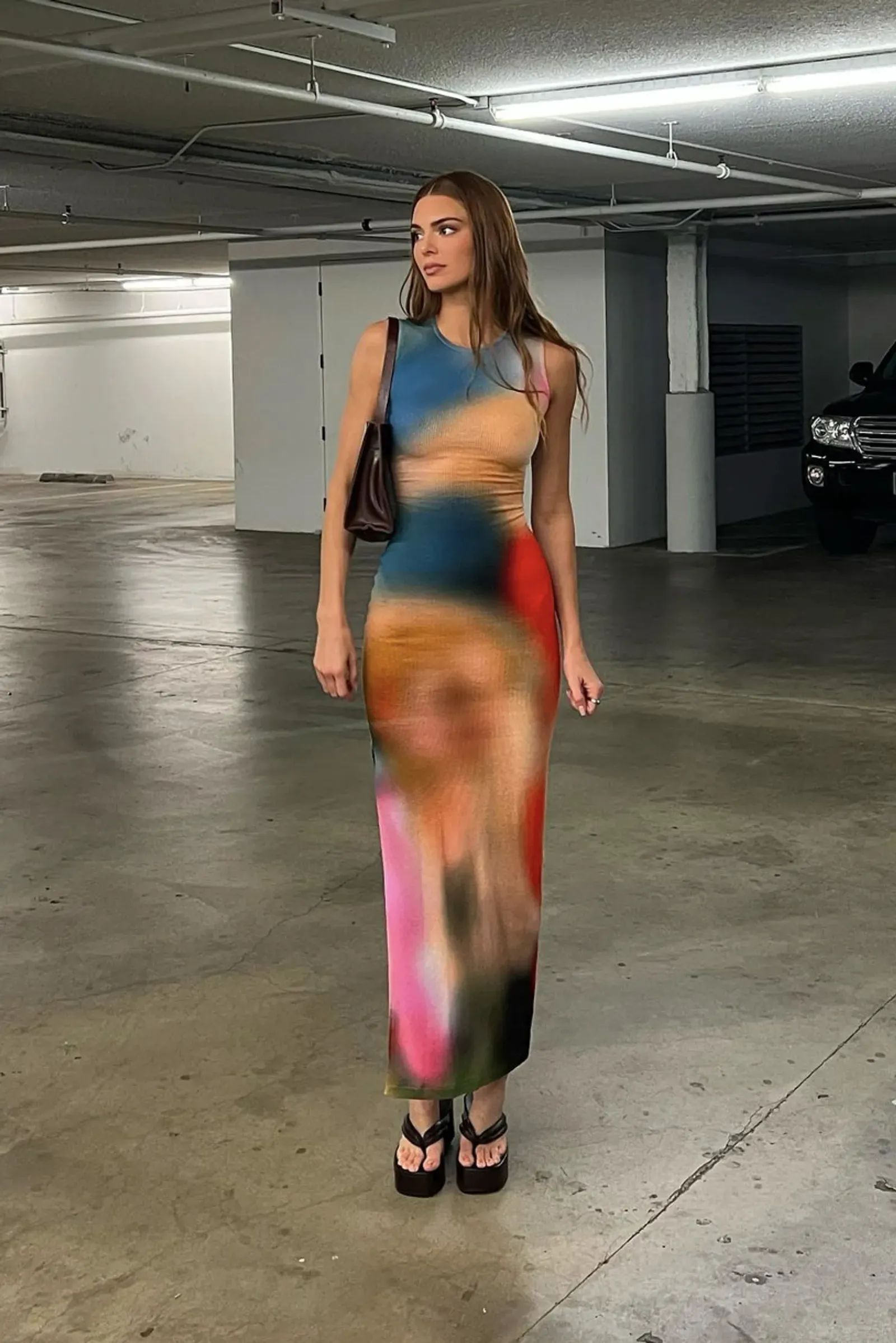Gaya Seksi Kendall Jenner Pakai Bodycon Dress di Jalanan
