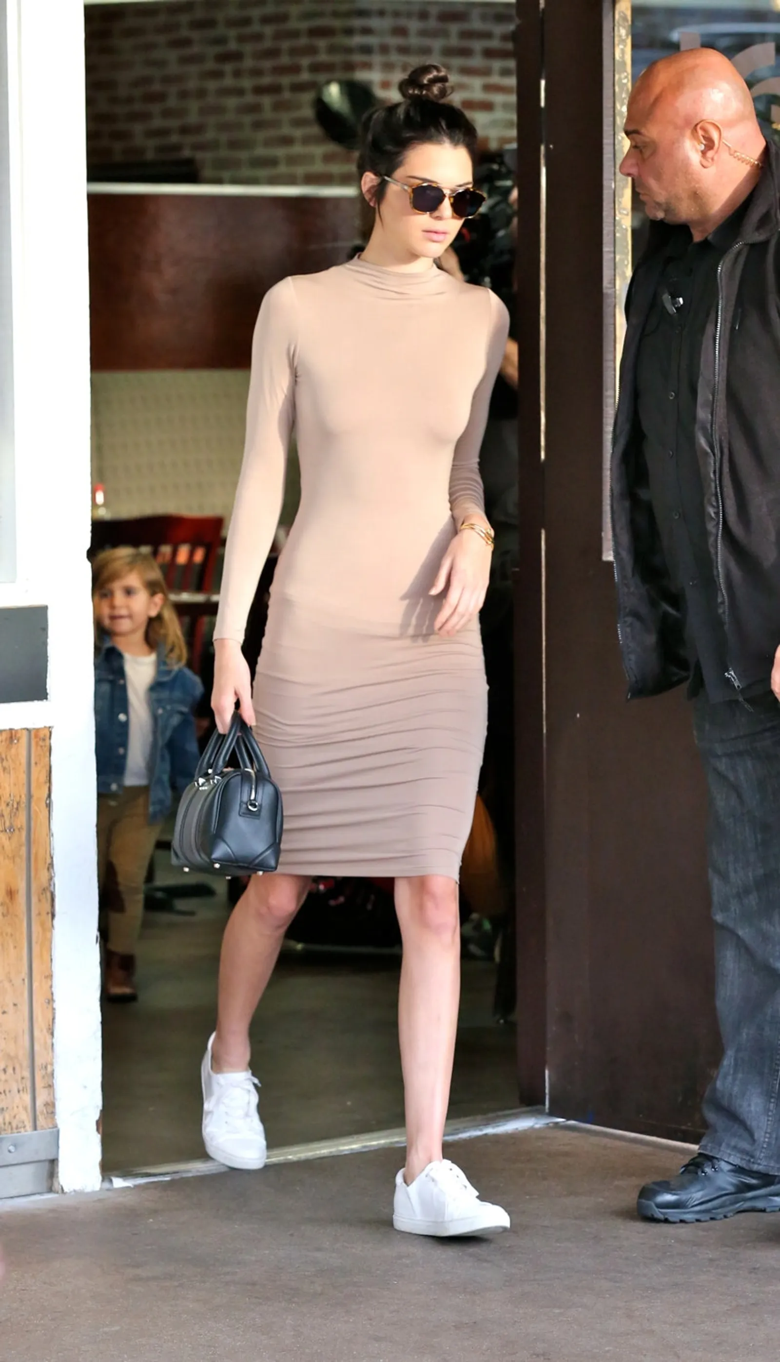 Gaya Seksi Kendall Jenner Pakai Bodycon Dress di Jalanan