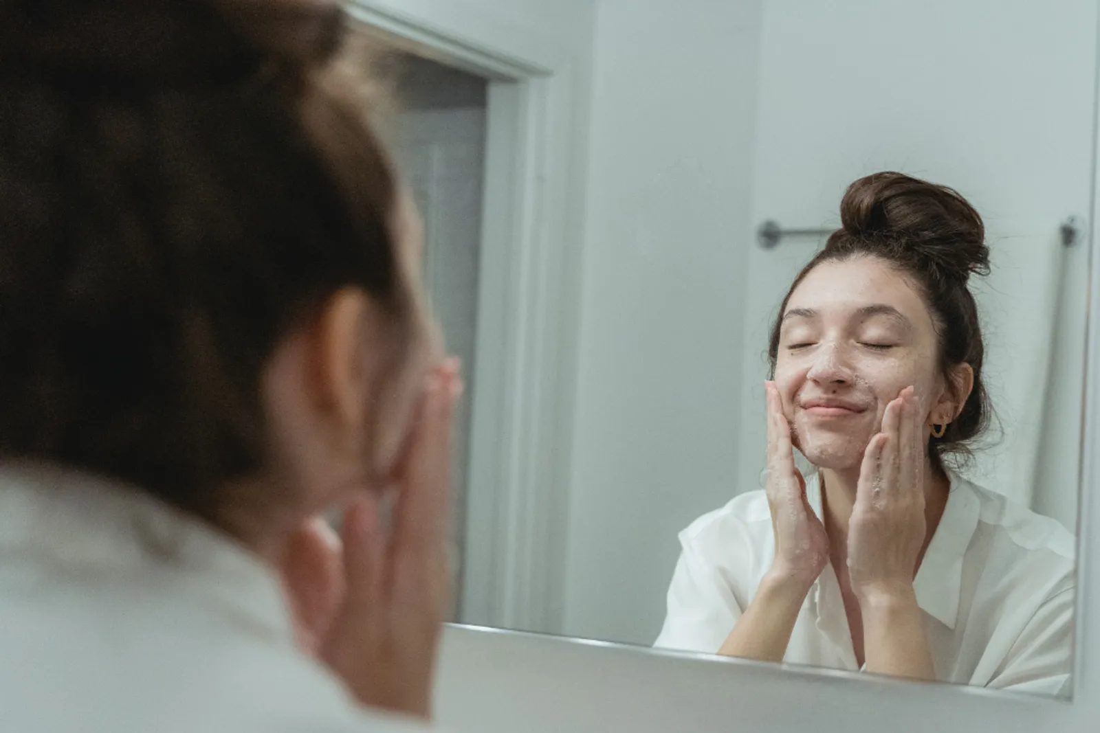 8 Rekomendasi Facial Wash untuk Kulit Kering dan Harganya