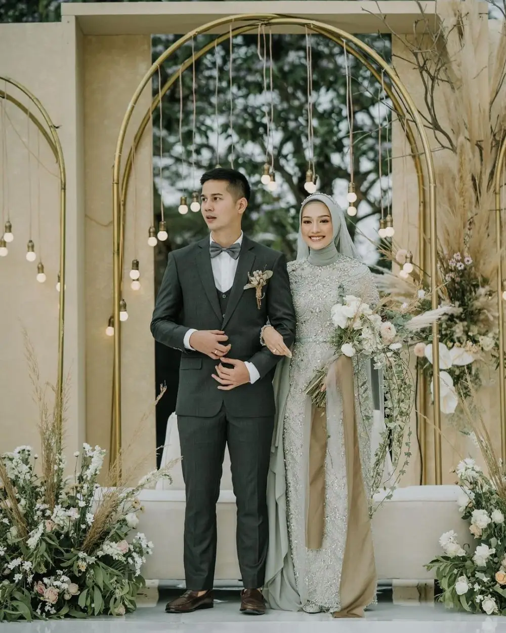 Inspirasi Gaun Resepsi Mewah untuk Pengantin Berhijab