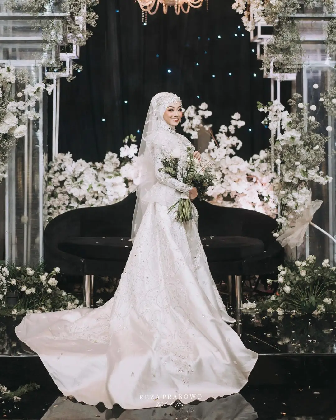 Inspirasi Gaun Resepsi Mewah untuk Pengantin Berhijab