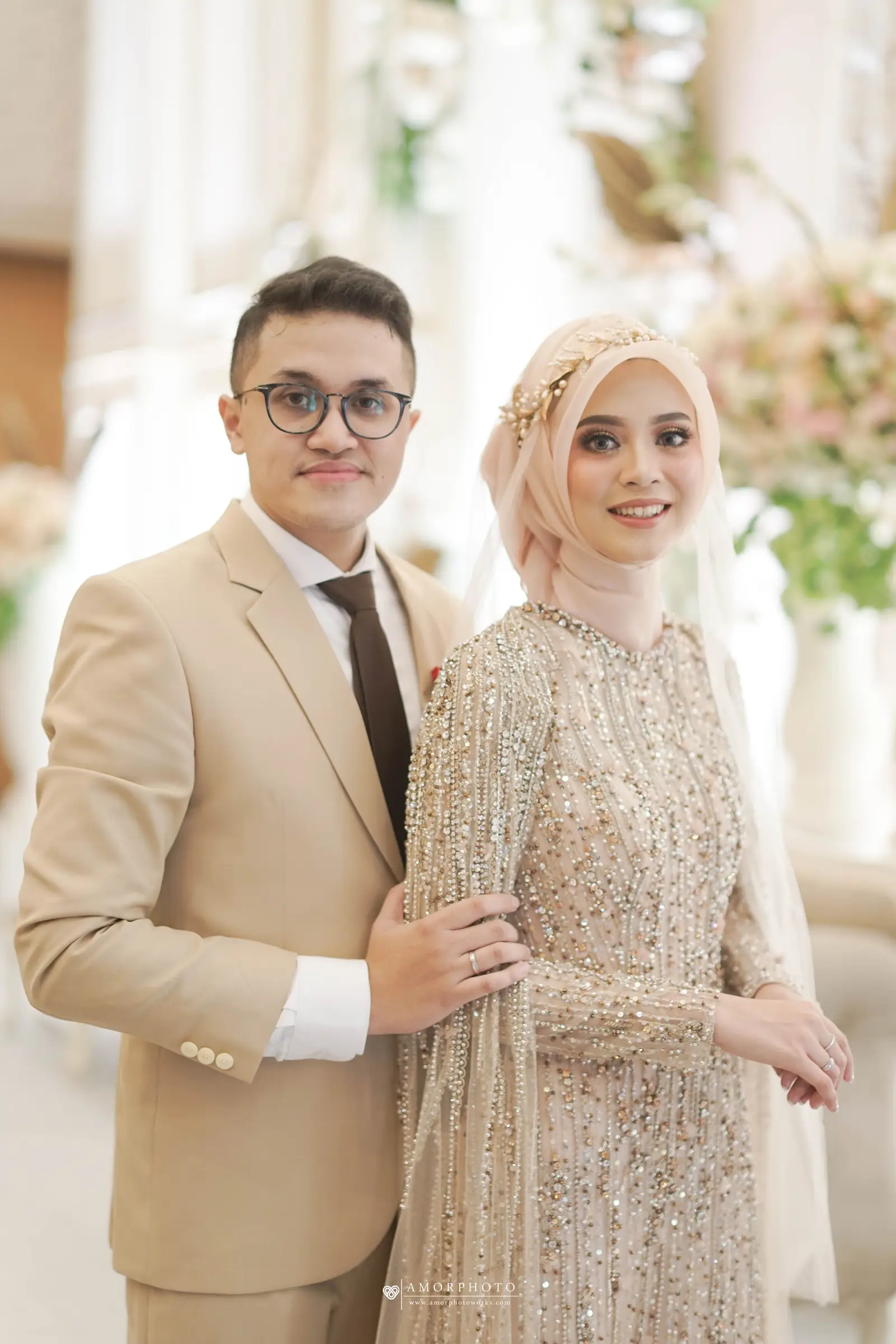 Inspirasi Gaun Resepsi Mewah untuk Pengantin Berhijab