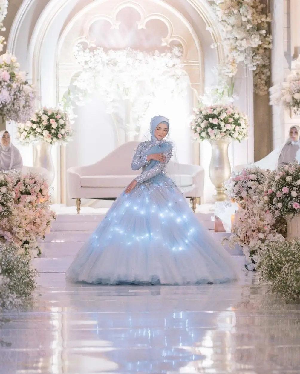 Inspirasi Gaun Resepsi Mewah untuk Pengantin Berhijab