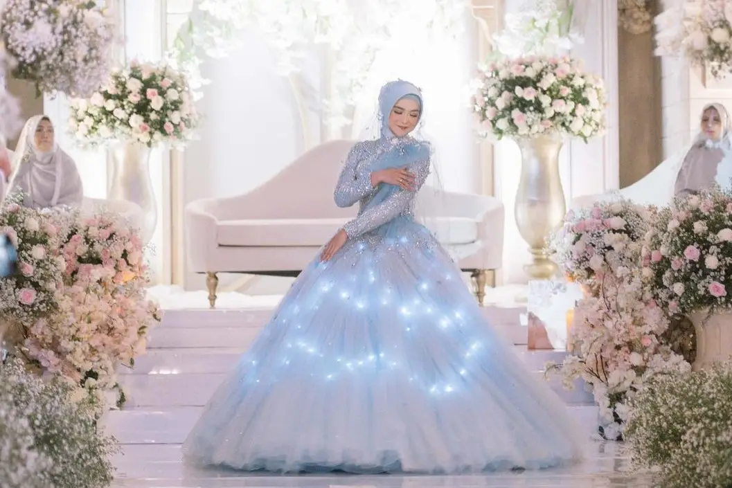 Inspirasi Gaun Resepsi Mewah untuk Pengantin Berhijab