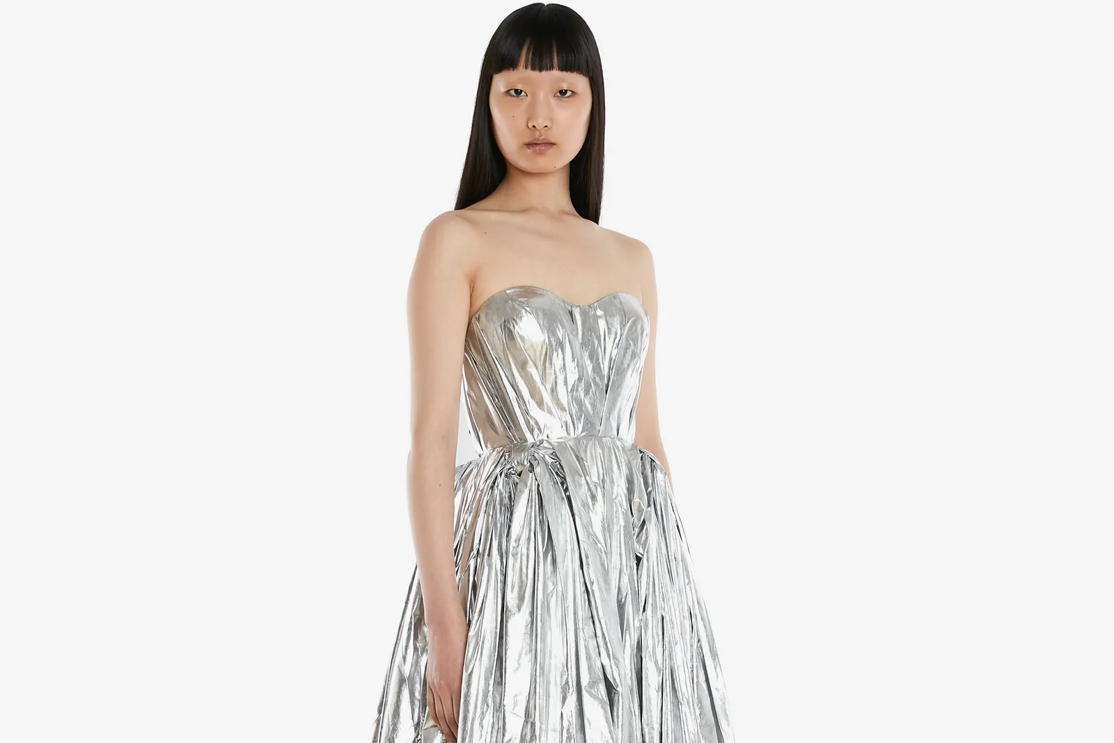 #PopbelaOOTD: Tampil Futuristik saat Hadiri Pesta Pakai Silver Dress
