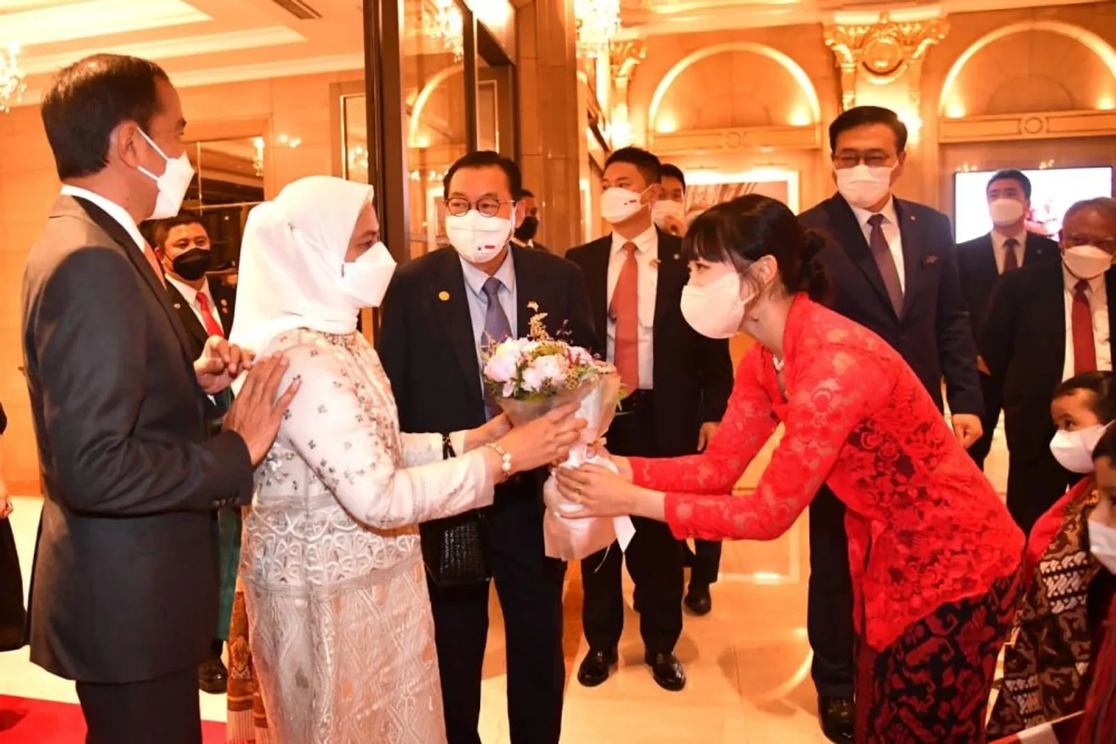 Sambut Jokowi di Korea Selatan, Dita Karang Tampil Elegan Pakai Kebaya