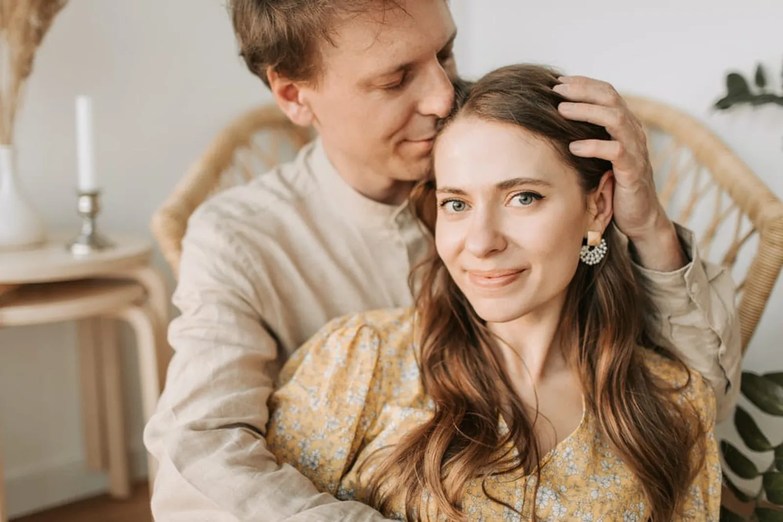 10 Cara agar Pernikahan Bahagia Meski Terpisah Jarak dan Waktu