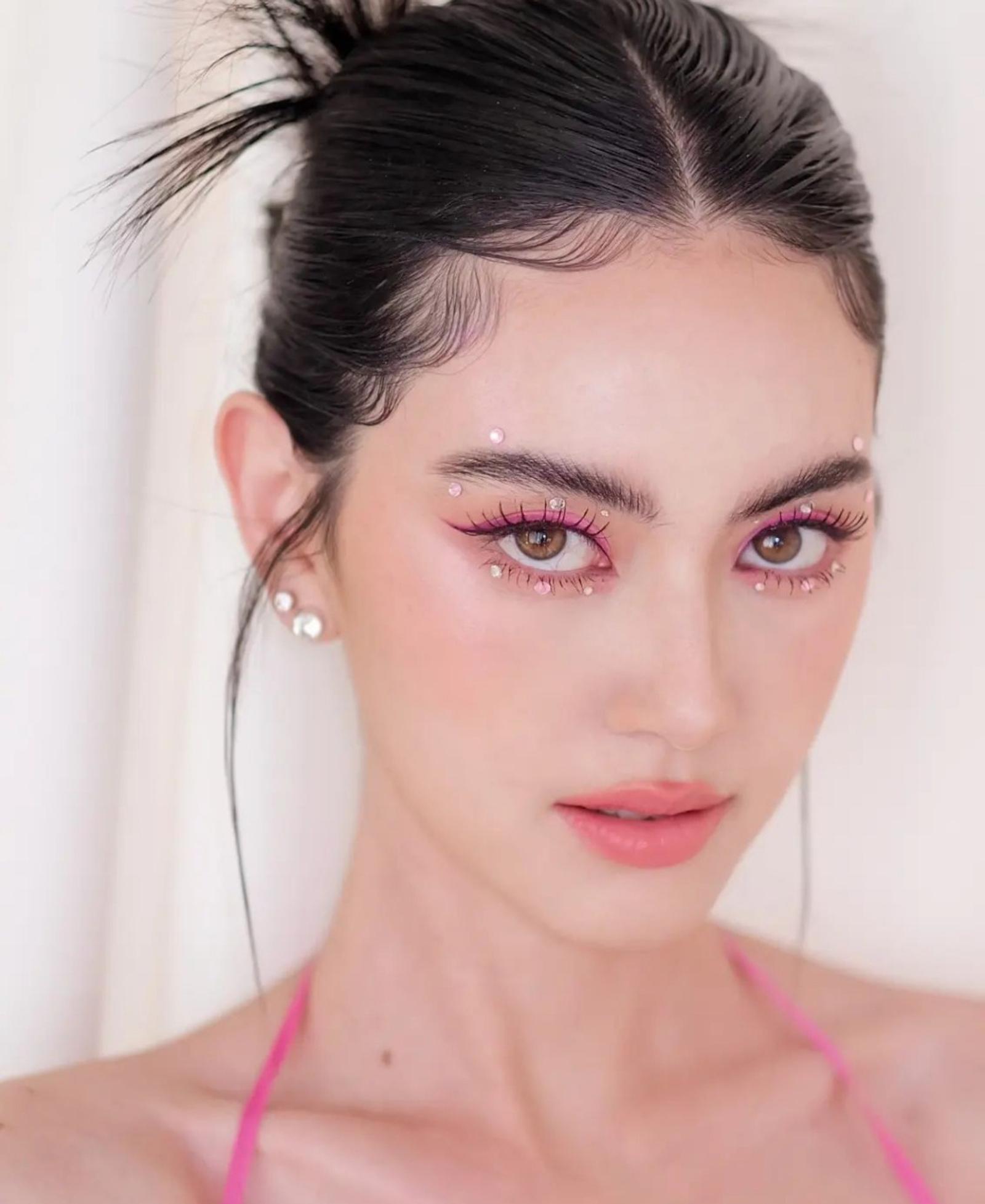 Deretan Potret Memesona Davika Hoorne yang Bikin Salah Fokus