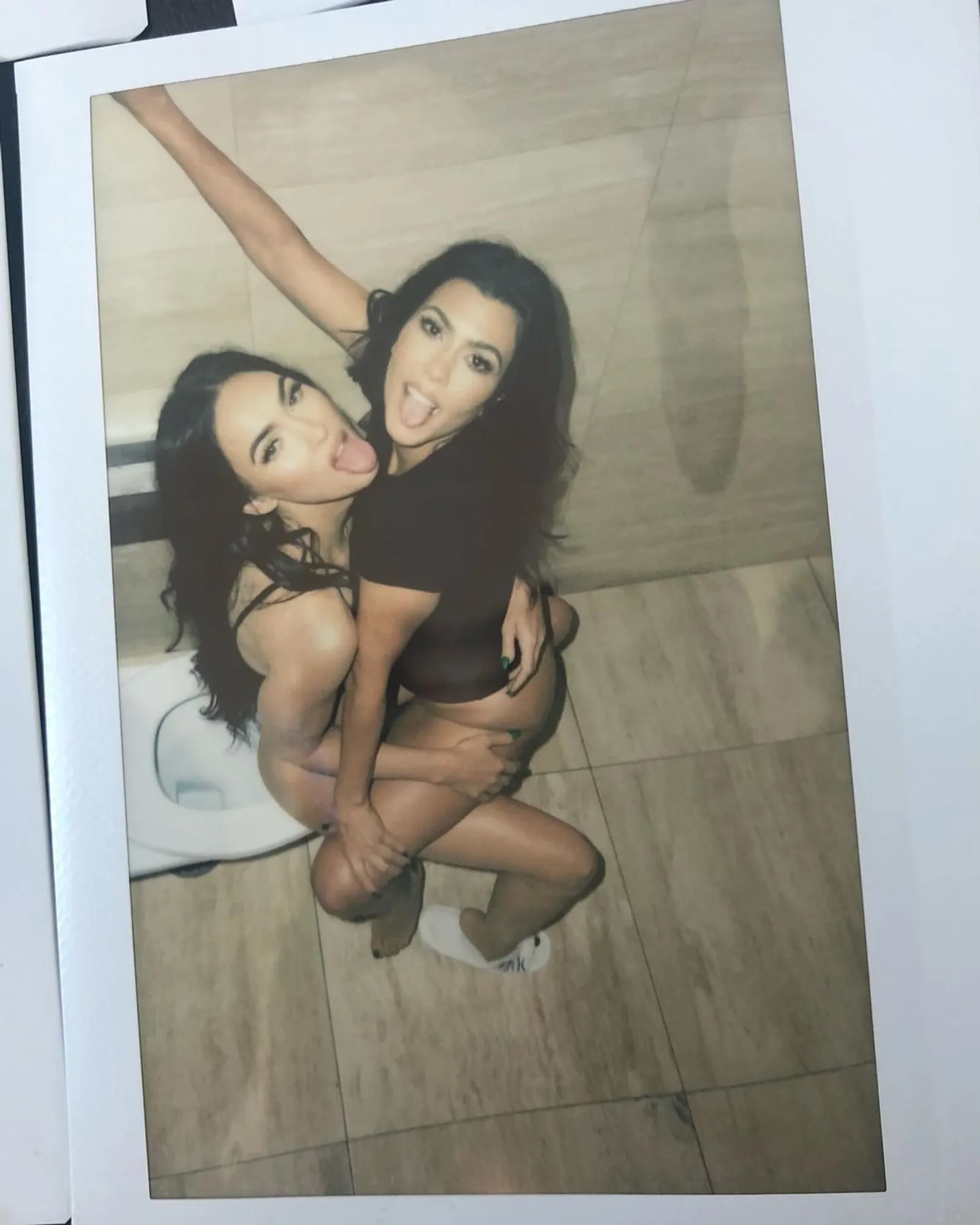 Kourtney Kardashian & Megan Fox Sebar Foto Tak Senonoh di Instagram