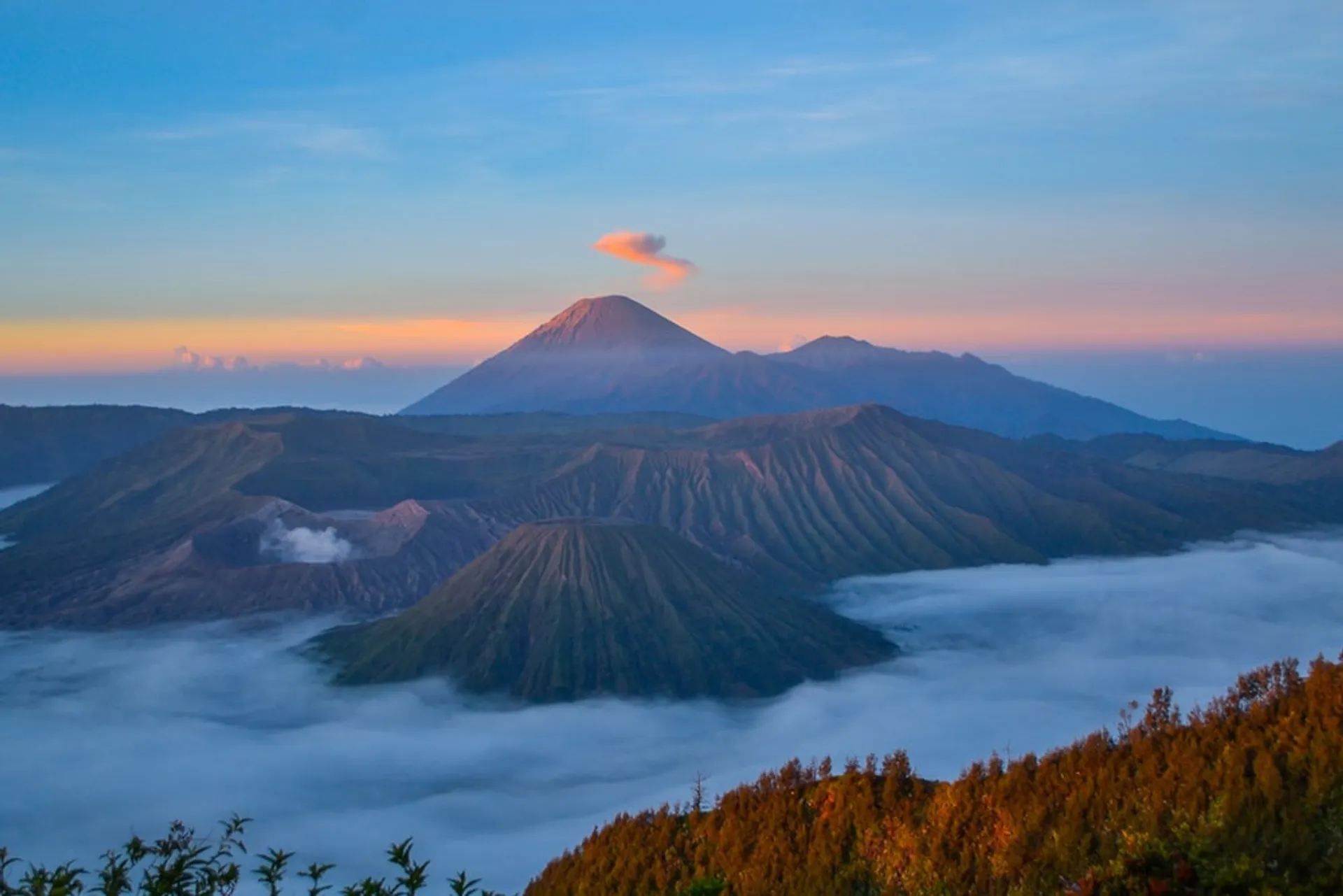Deretan 10 Gunung Tertinggi di Indonesia Ini Menantang Untuk Didaki