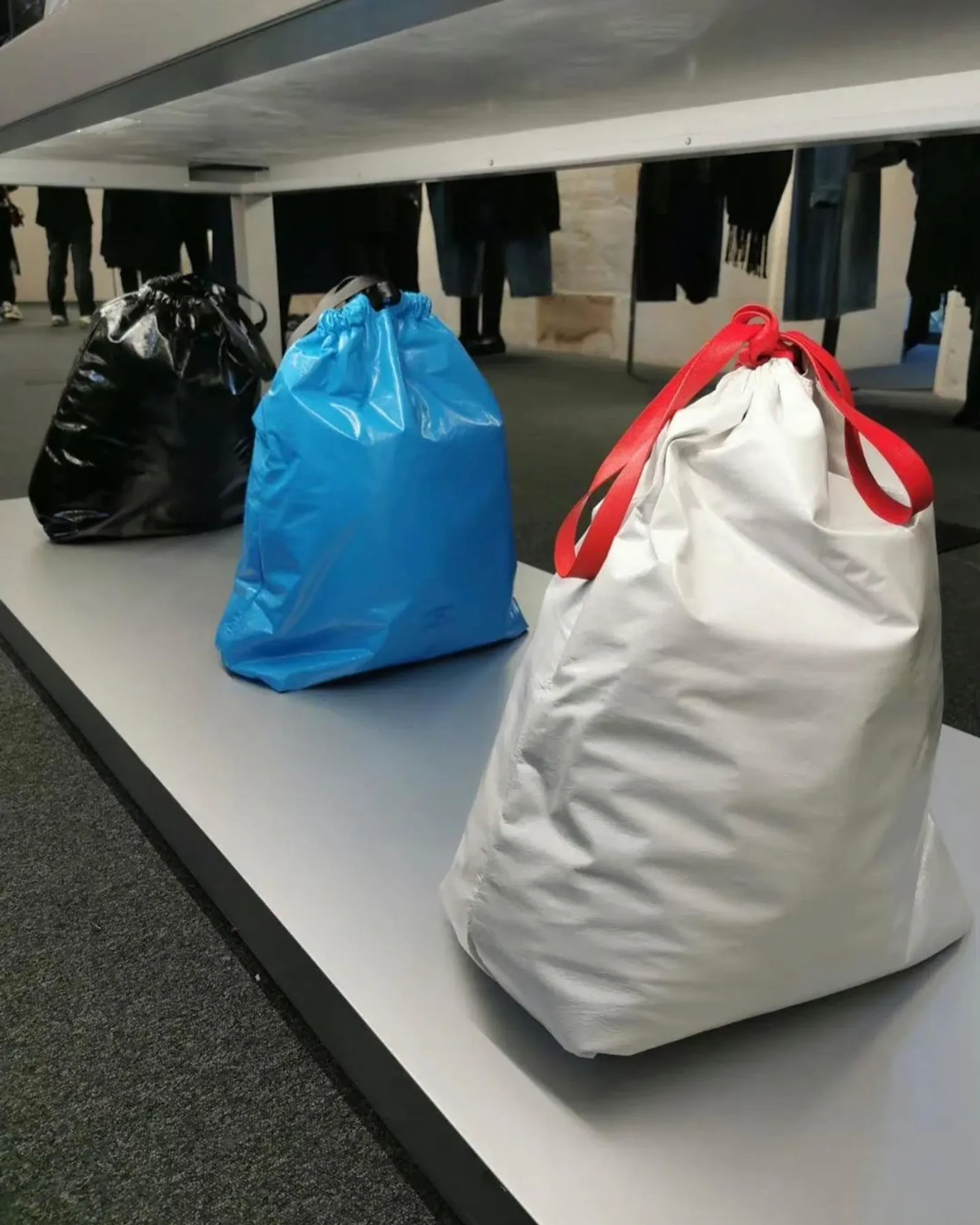 Balenciaga Jual Tas 'Kantong Sampah' Seharga 26 Jutaan Rupiah