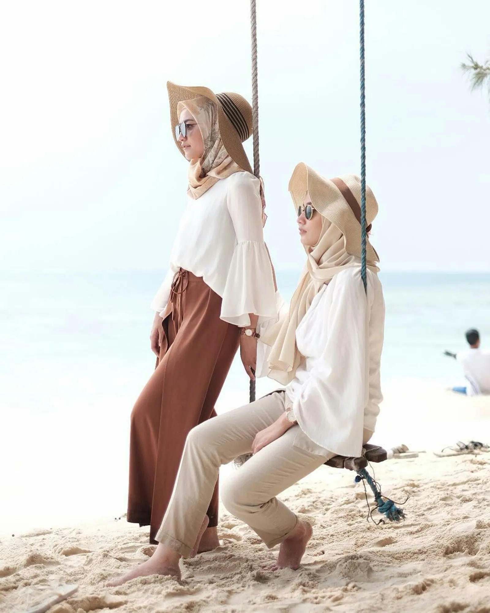 Tips Padu-padan Celana Kulot untuk Outfit Hijab ke Pantai