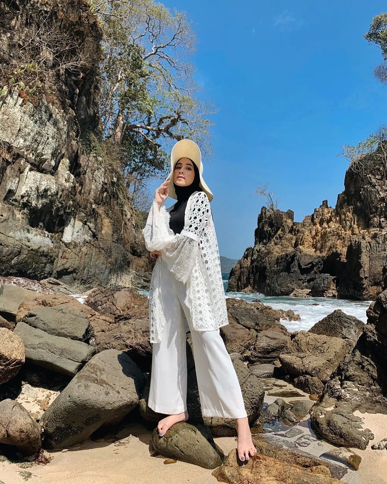 Tips Padu-padan Celana Kulot untuk Outfit Hijab ke Pantai