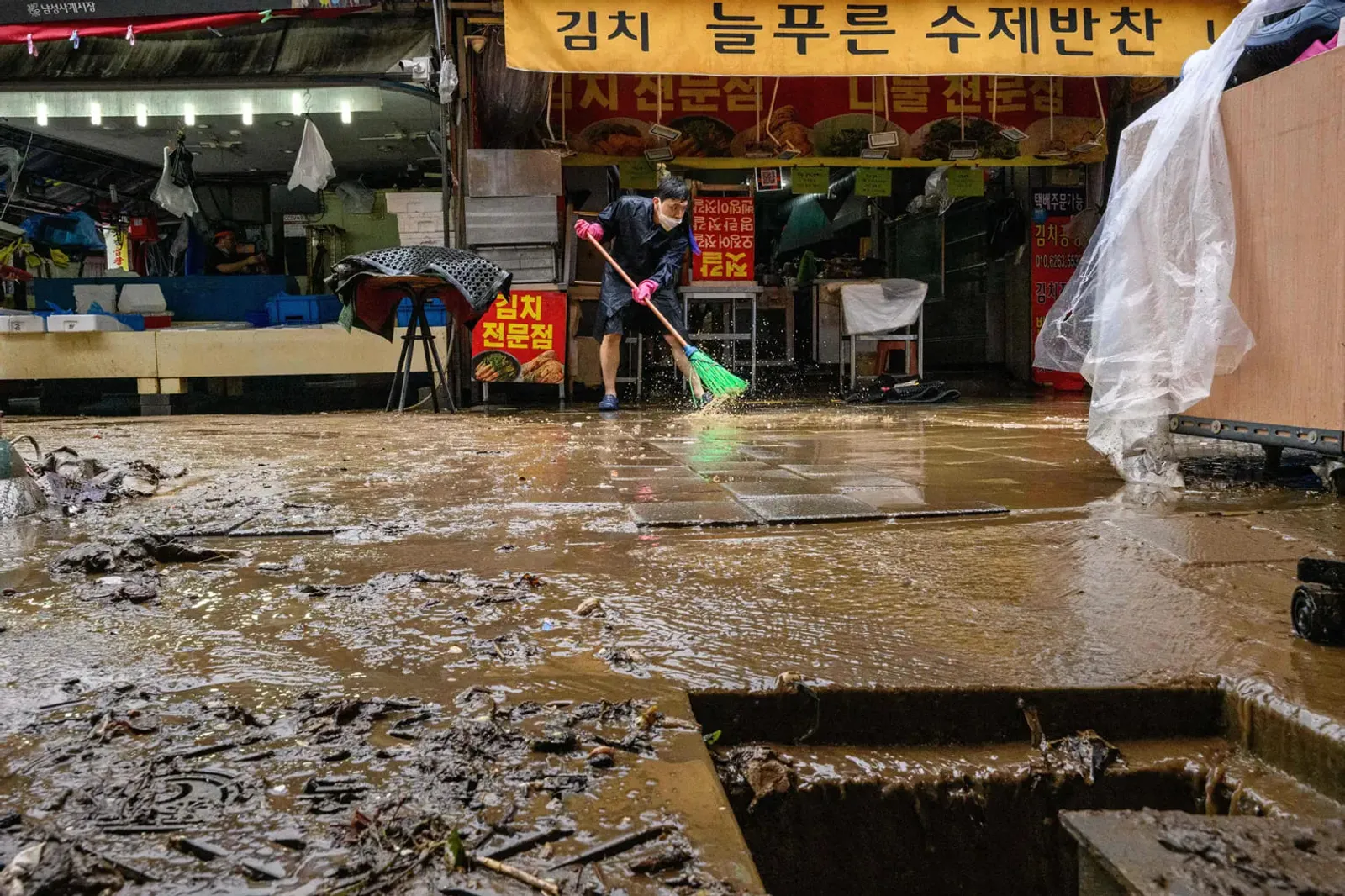 Banyak Kerusakan, Ini Potret Pasca Banjir Bandang di Seoul
