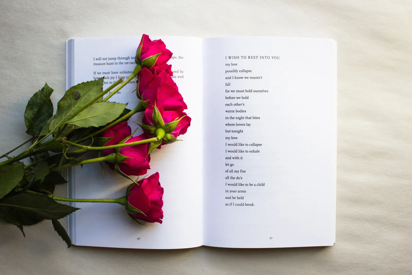 6 Puisi Tentang Hati dan Perasaan yang Menyentuh Hati