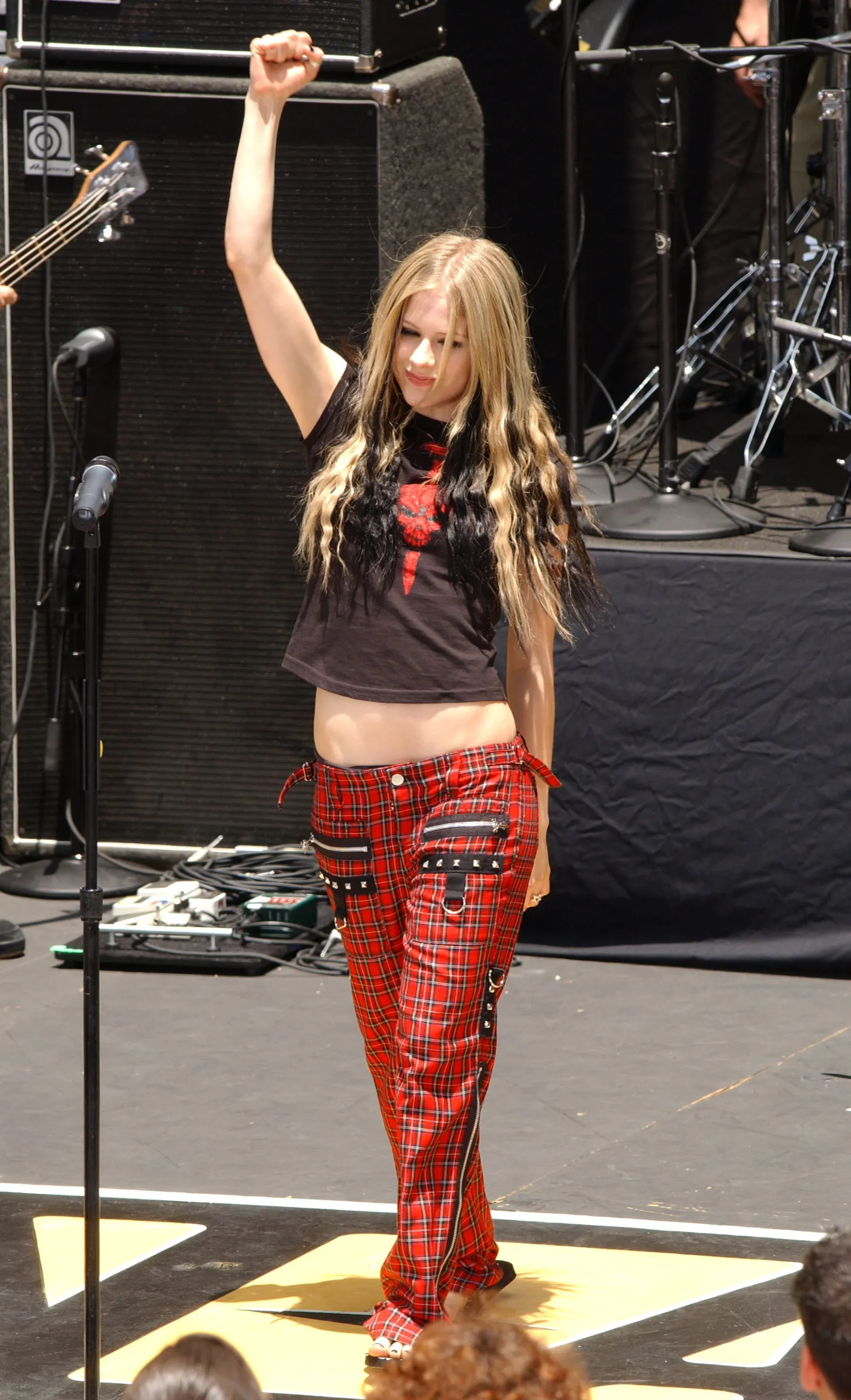 Gaya Ikonik Avril Lavigne di Atas Panggung dari Masa ke Masa