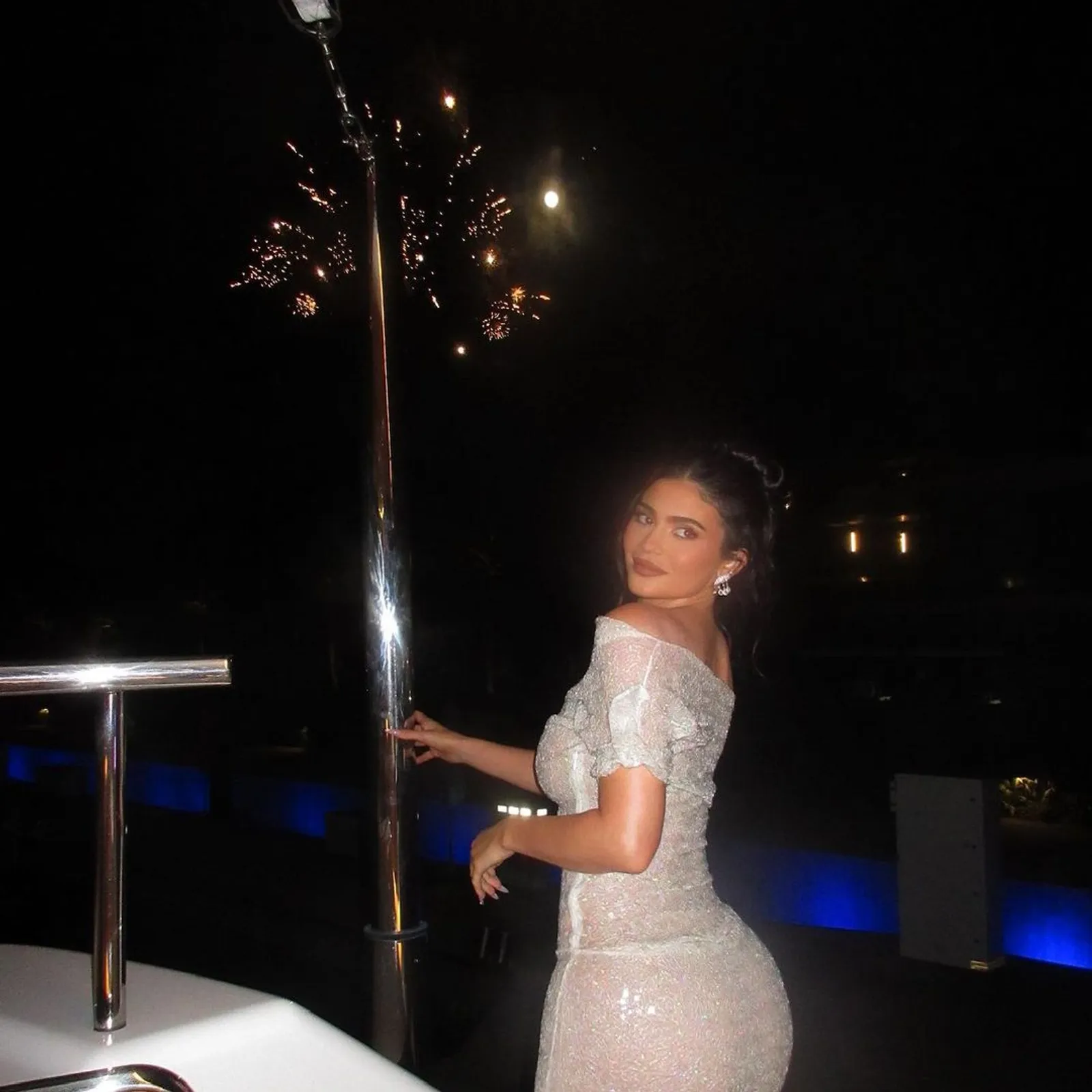 Potret Kylie Jenner di Pesta Ultah, Pakai Gaun Menerawang & 'Melorot'