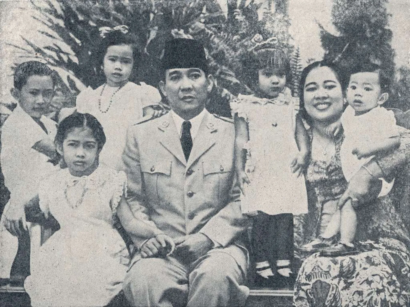 15 Foto Soekarno Asli yang Langka dan Bersejarah