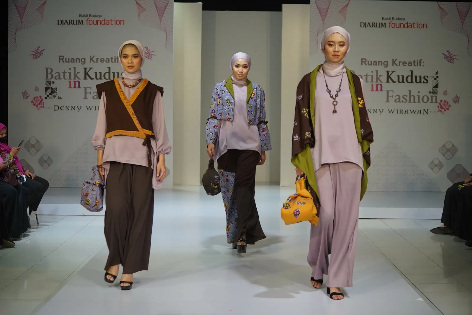 Mengintip Ruang Kreatif: Batik Kudus in Fashion oleh Denny Wirawan