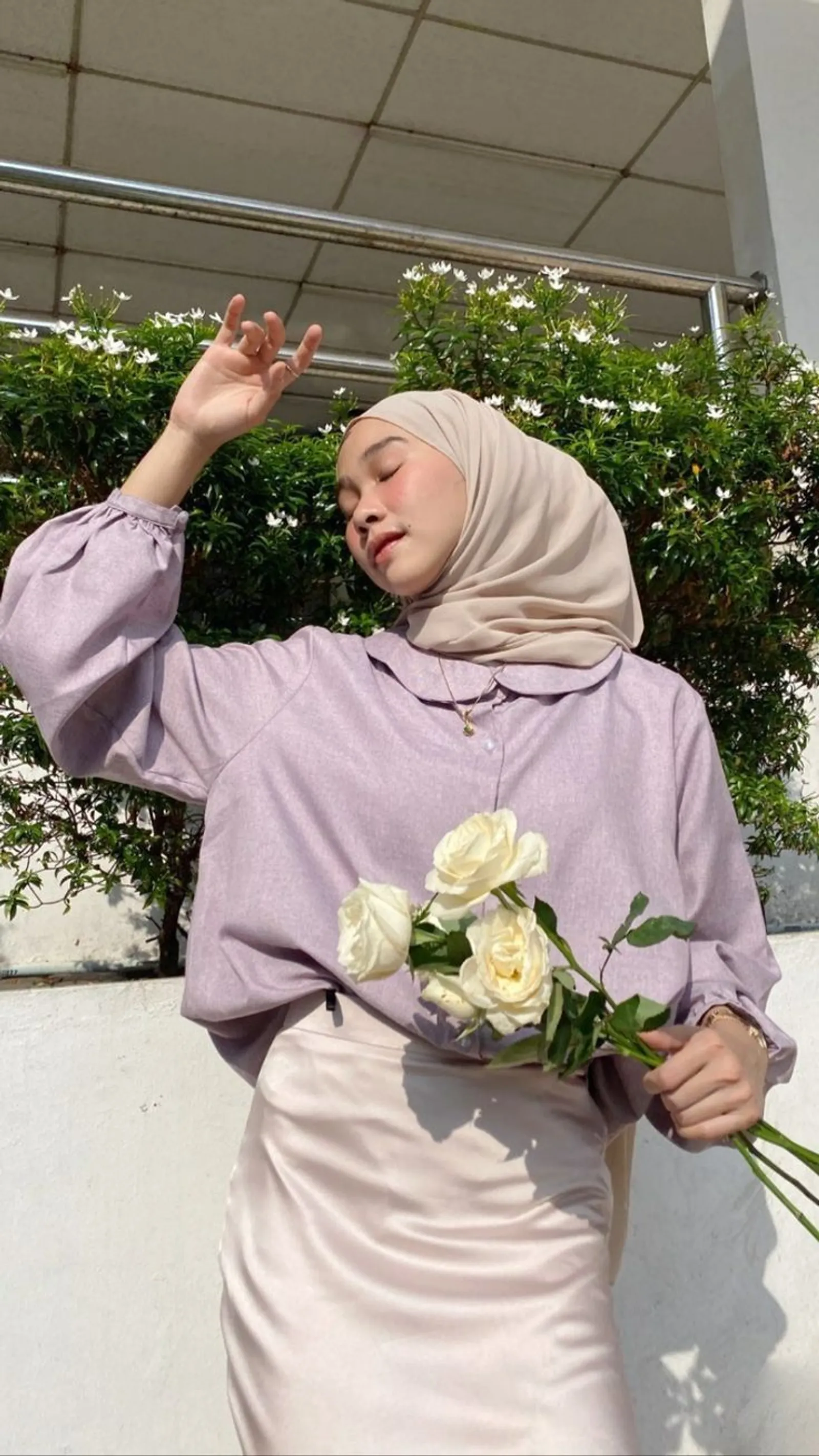 12 Warna Jilbab yang Cocok untuk Baju Warna Dusty Ungu